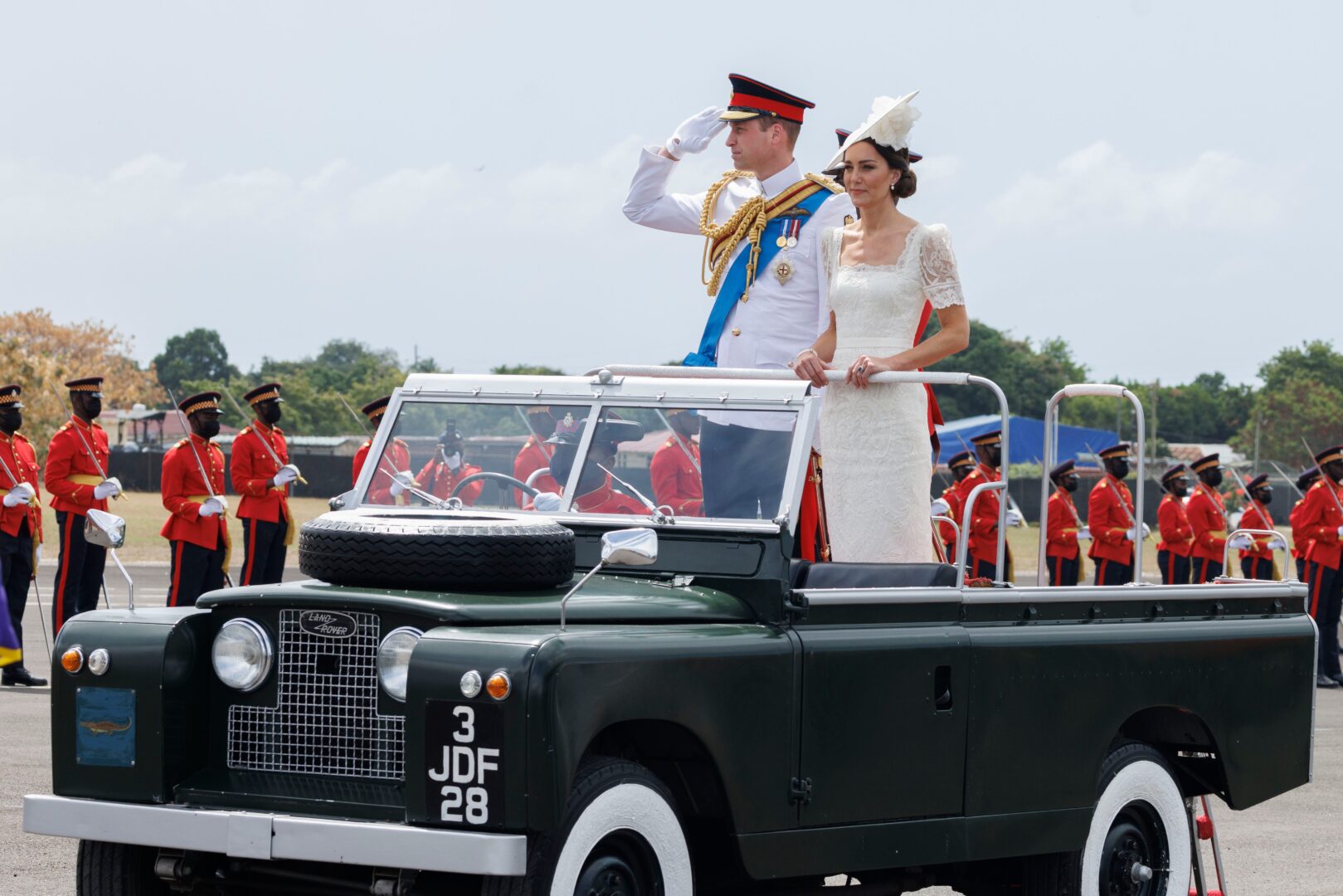 Prinssi Williamin esiintymistä sotilasuniformussa Jamaikalla kritisoitiin toisinnoksi kolonialismin ajasta.