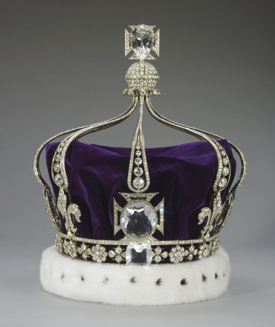 Kuningataräidin kruunun keskustimanttina oli ennen muutosta Intiasta peräisin oleva koh-i-noor.