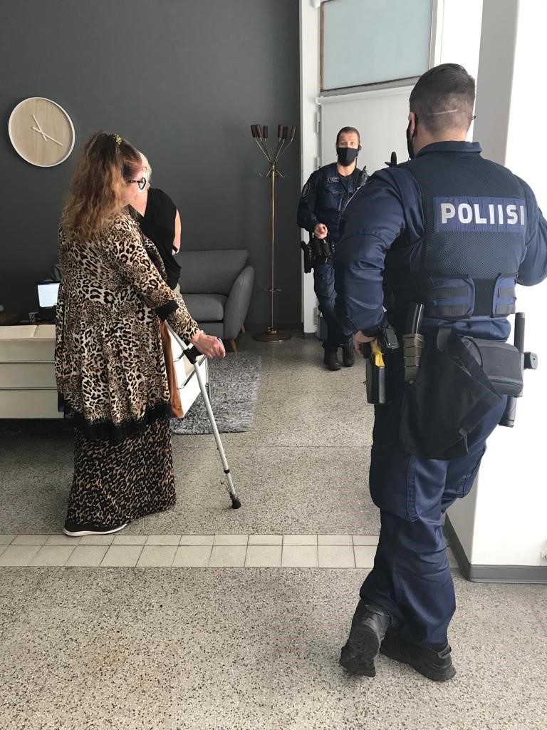 Poliisi keskeytti Riitta Väisäsen kuvaukset.