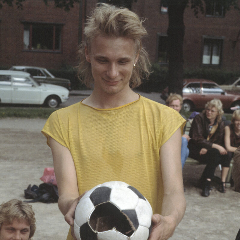 Ismo Alanko vuonna 1985 rikkinäisen jalkapallon kanssa.