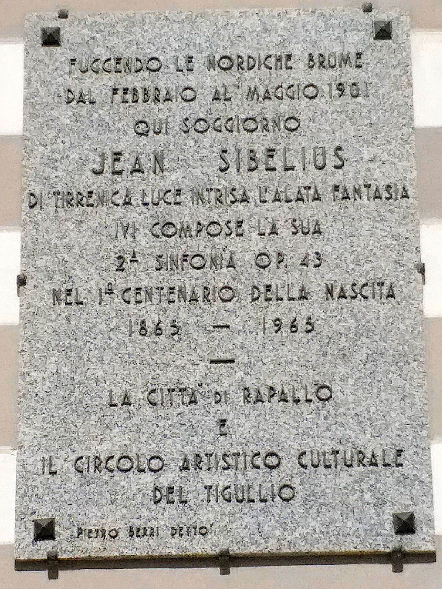 Muistolaatta Pensione Suissen seinässä kertoo Jean Sibeliuksen visiitistä Rapallossa. Säveltäjä nimesi myöhemmin kotinsa Ainolan puutarhan Rapallon mukaan. © Kari Ahlberg 