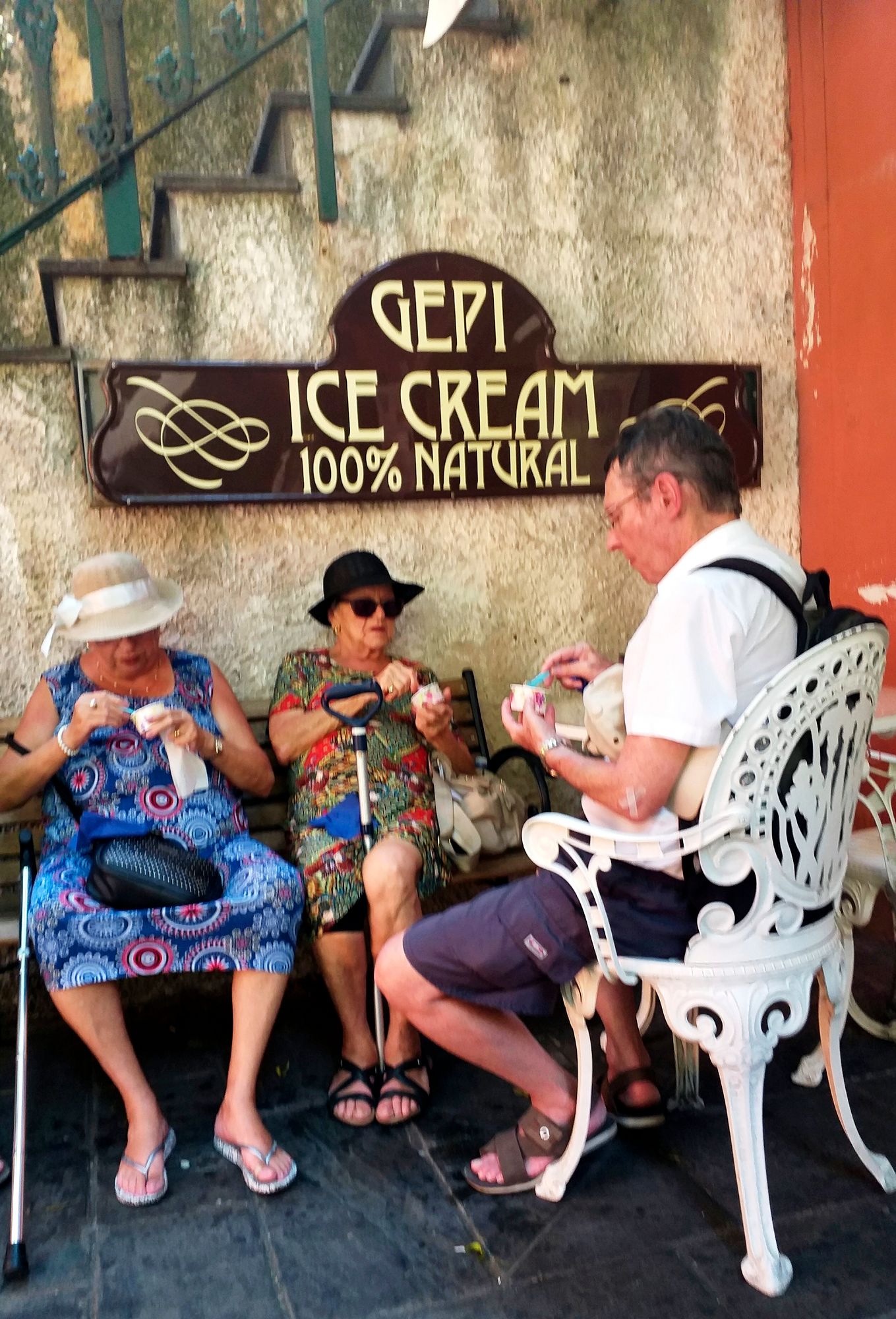 Jäätelö maistuu turisteille Portofinossa. © Kari Ahlberg