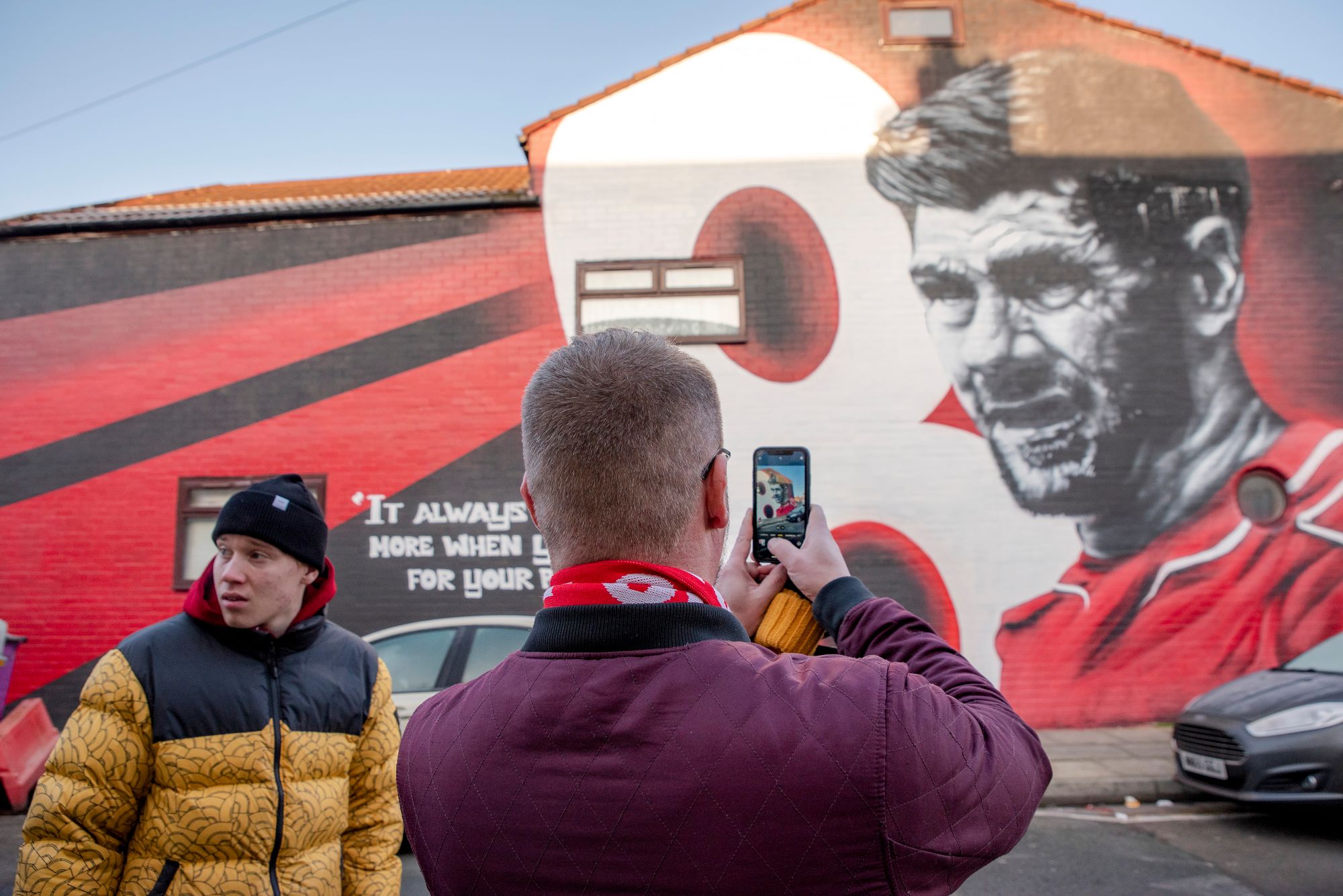 Markku Ketola ikuistaa puhelimeensa legendaarisesta Liverpoolin pelaajasta Steven Gerrardista maalatun muraalin. © Aku Ratsula