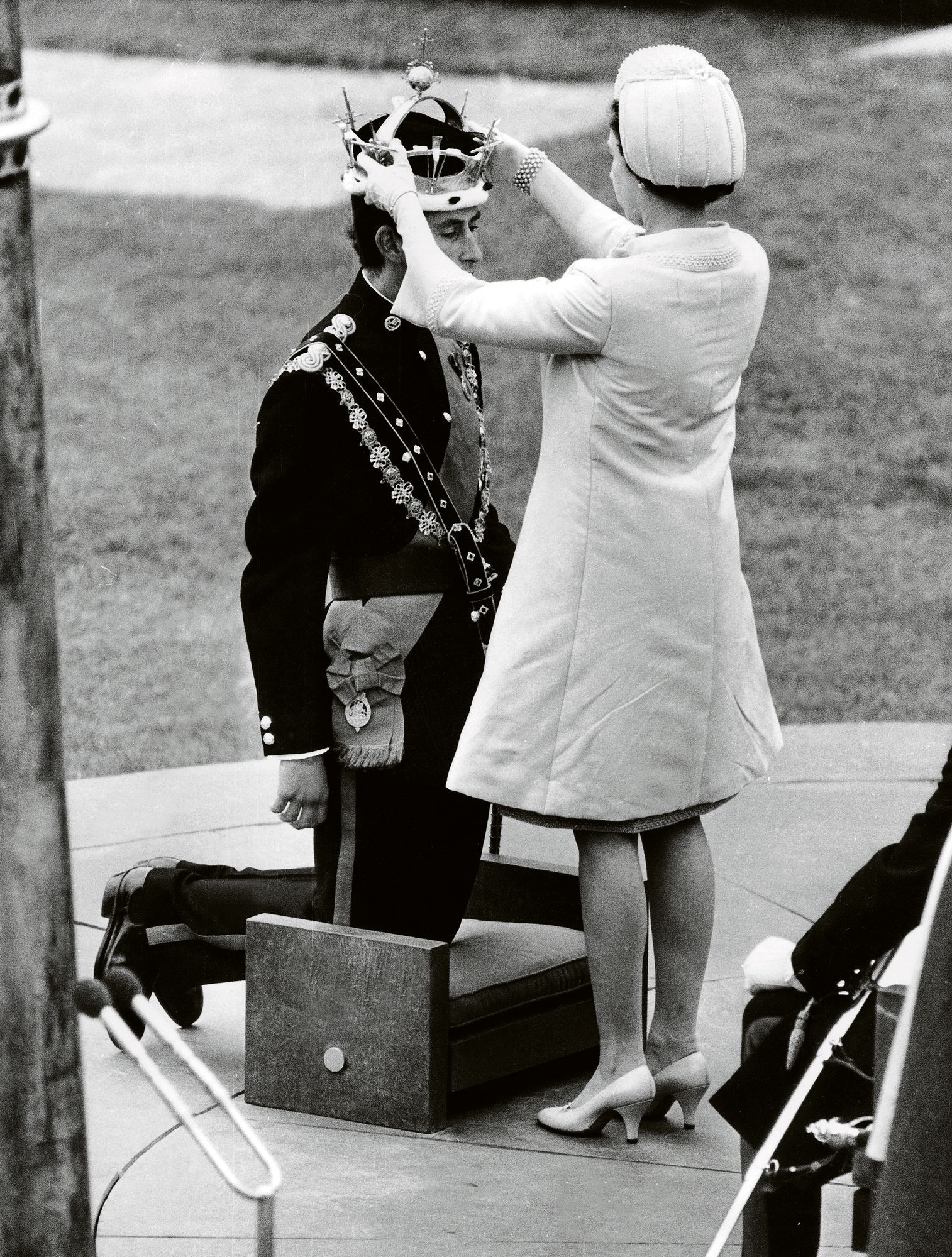 Kuningatar Elisabet kruunasi pojastaan Walesin prinssin ­Caernarfonin linnassa järjestetyssä seremoniassa 1969. © Bridgeman Images/MVPhotos