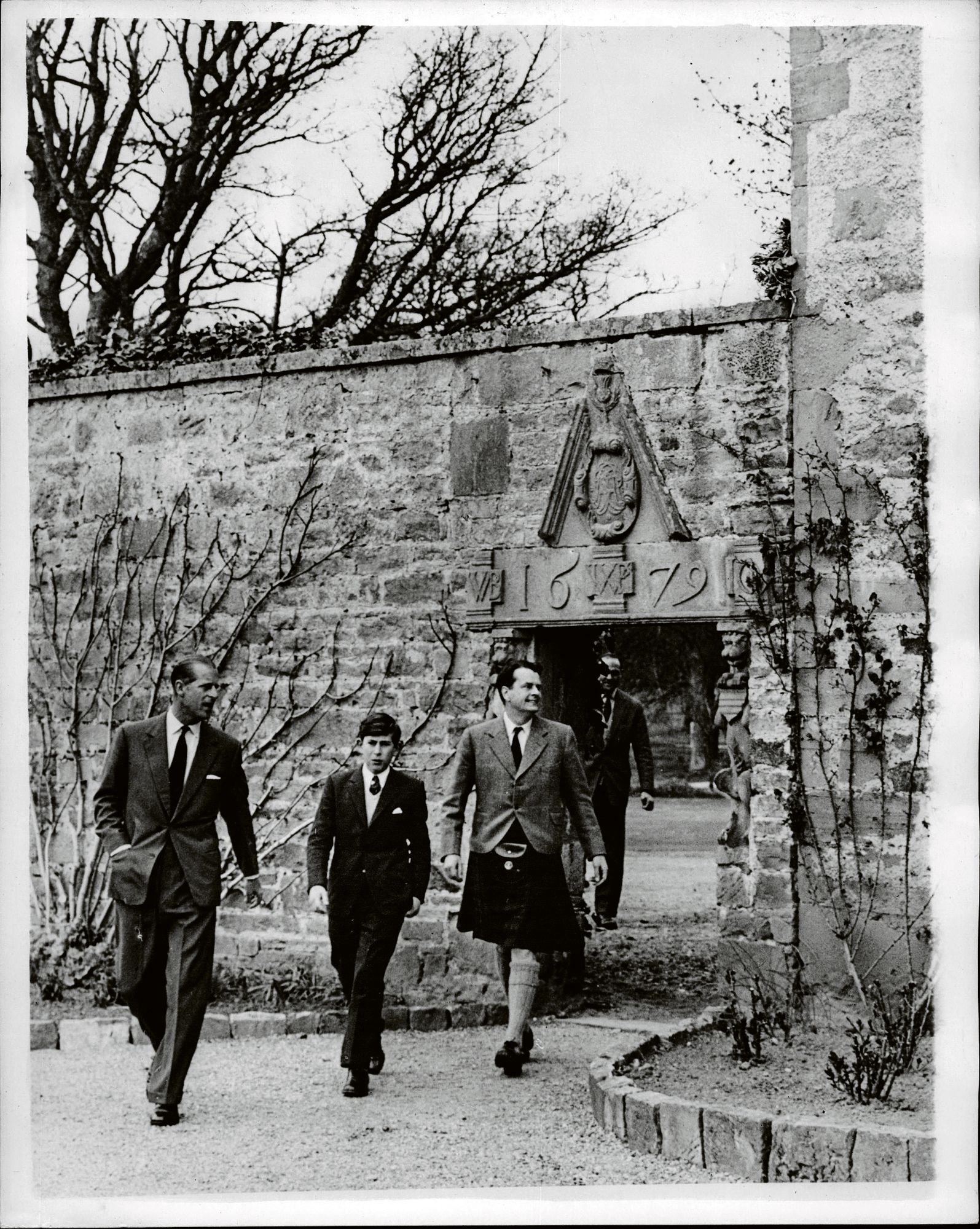 Kuningas Charlesilla on synkkiä muistoja Gordonstounin koulusta. Vuonna 1962 otetussa kuvassa 13-vuotias Charles tutustuu uuteen opinahjoonsa isänsä Philipin ja ­kapteeni Iain Tennantin ­kanssa. © MVPhotos