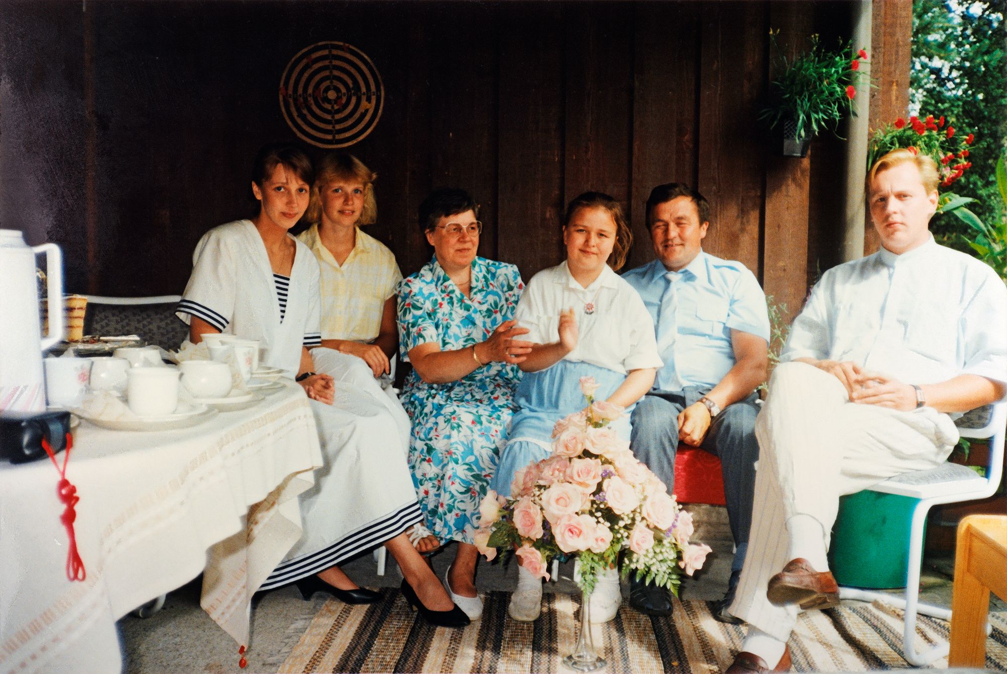 Perhekuvassa vuonna 1988 isän 50-vuotispäiviä viettivät vanhemmat Helena ja Mikko Pernu lapsineen. Erja Gustafsson kuvan vasemmalla laidalla.  © Gustafssonien kotialbumi