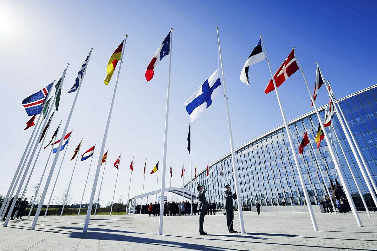Suomen lippu nostettiin Naton muiden jäsenmaiden lippujen rinnalle puolustusliiton päämajan eteen Brysselissä 4. huhtikuuta. Joukosta puuttuu Ruotsin lippu. Ruotsi ja Suomi jättivät Nato-hakemuksensa yhtä aikaa, mutta Ruotsin jäsenyyttä Unkari ja Turkki eivät vielä ole ratifioineet.