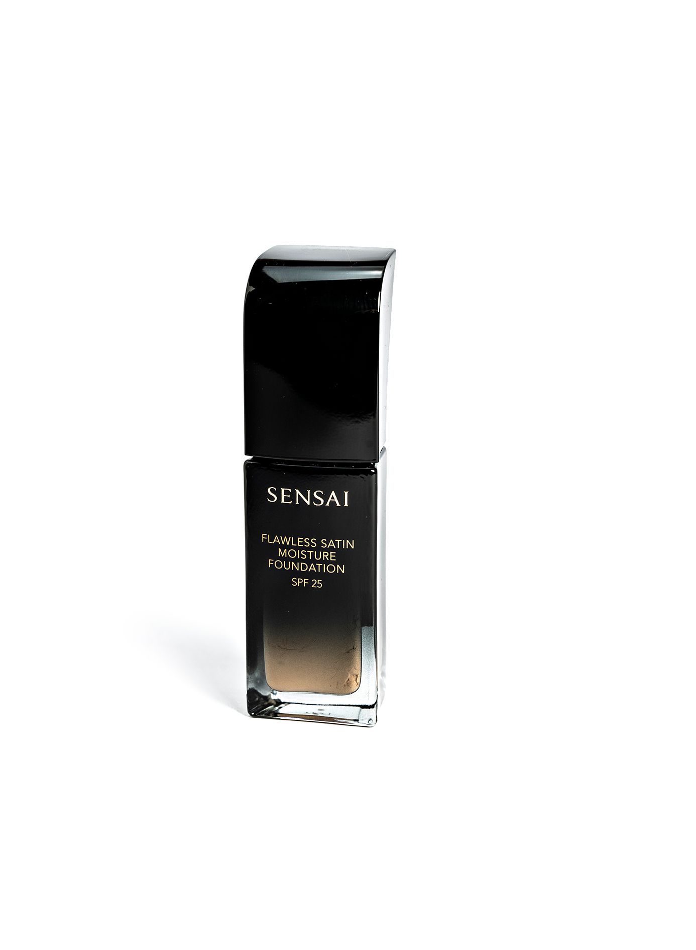 Kosteuttava Sensai Flawless Satin moisture -meikkivoide peittää ihon pienet epätasaisuudet. 30 ml 57,50 €. © Pekka Holmström