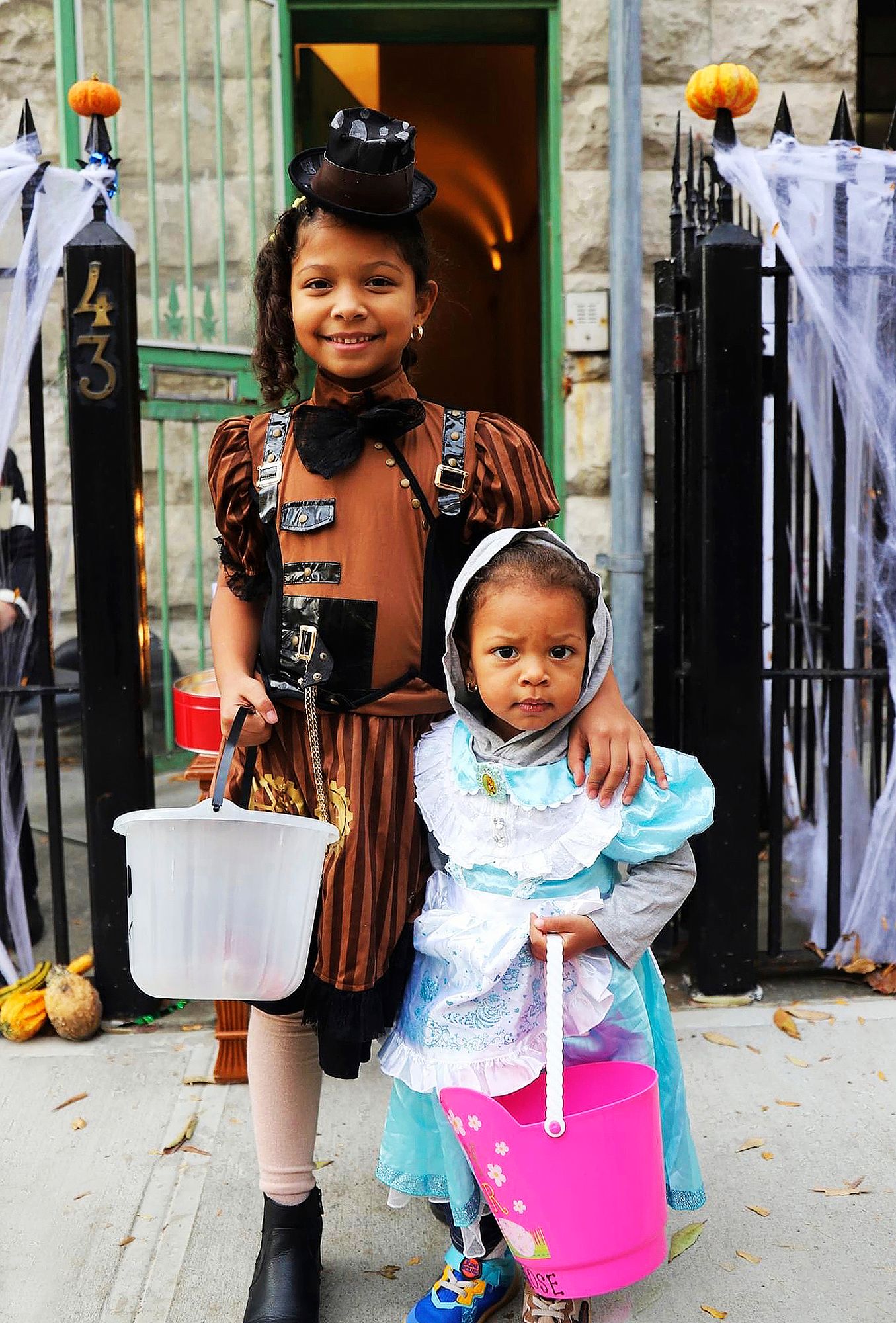 Lähialueen lapset saivat Halloween-karkkeja. © Taina Värri