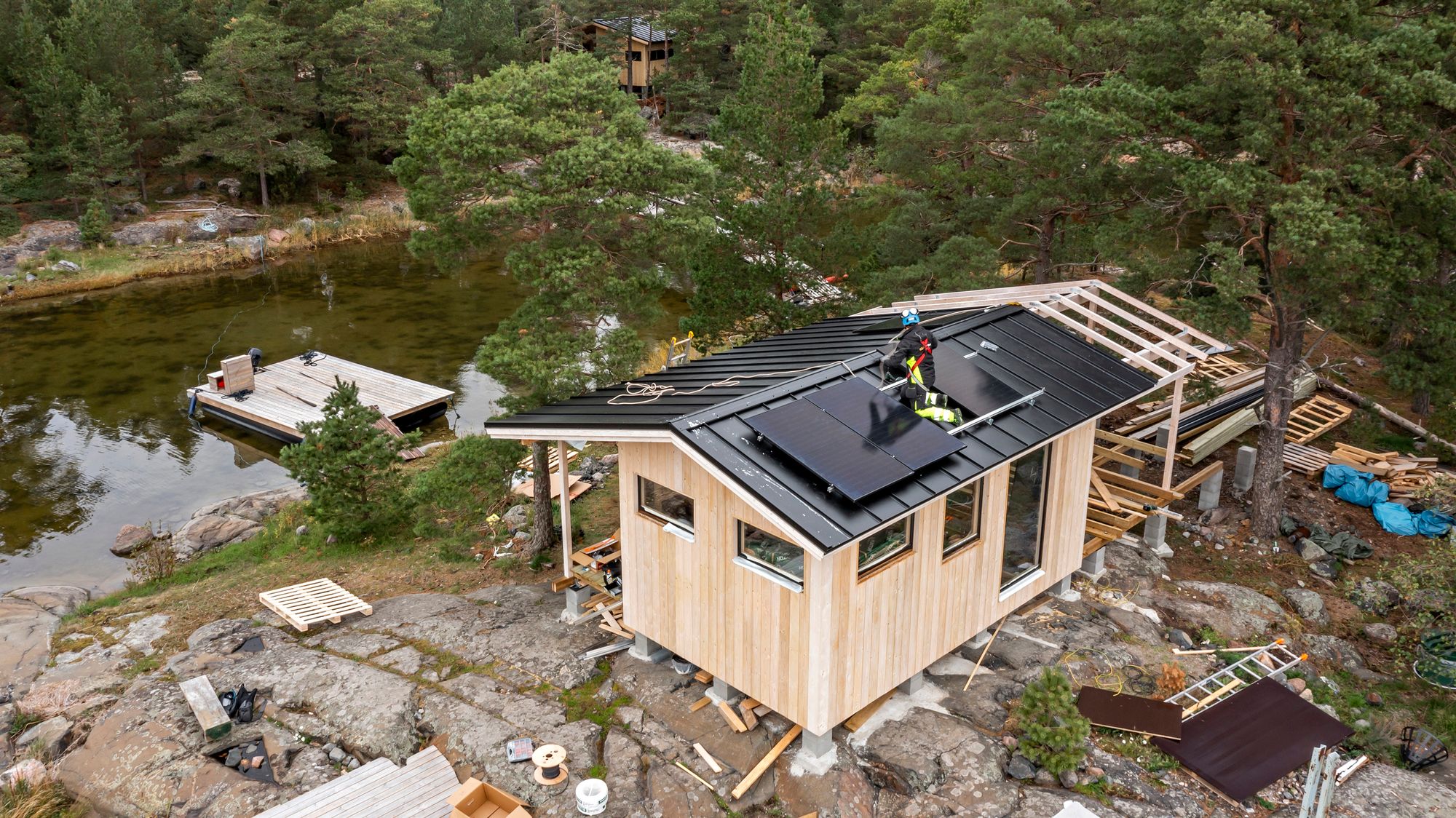 Aurinkopaneelit on vastuullinen ja ekologinen ratkaisu mökin energian tuottamiseen. © Paula Osenius/Om-arkisto