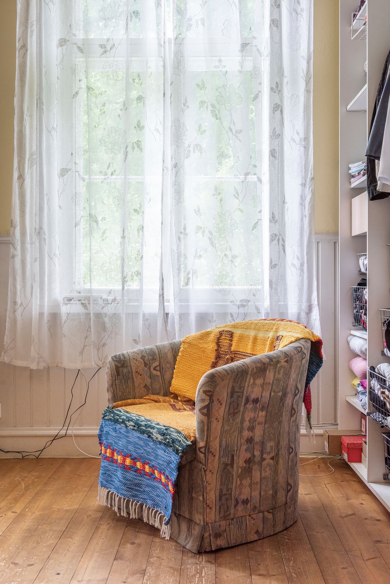 Nojatuolia koristaa inkerinsuomalaisen ystävän kutoma matto. © Pauliina Salonen