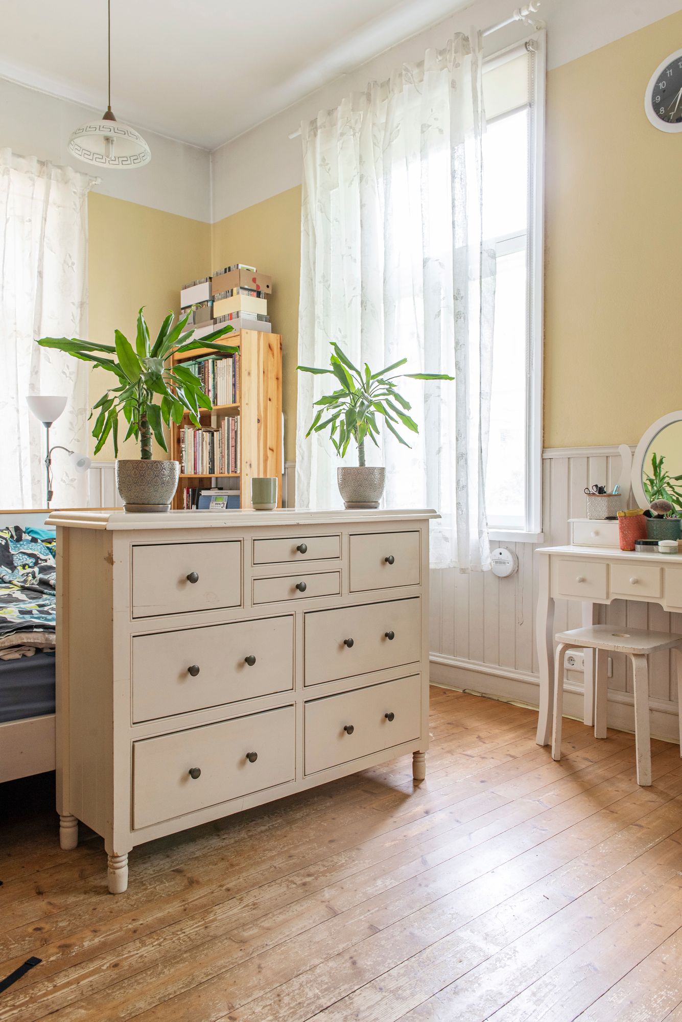 Neuvosten makuuhuoneessa vallitsee hillityillä väreillä ja viherkasveilla luotu harmonia. © Pauliina Salonen
