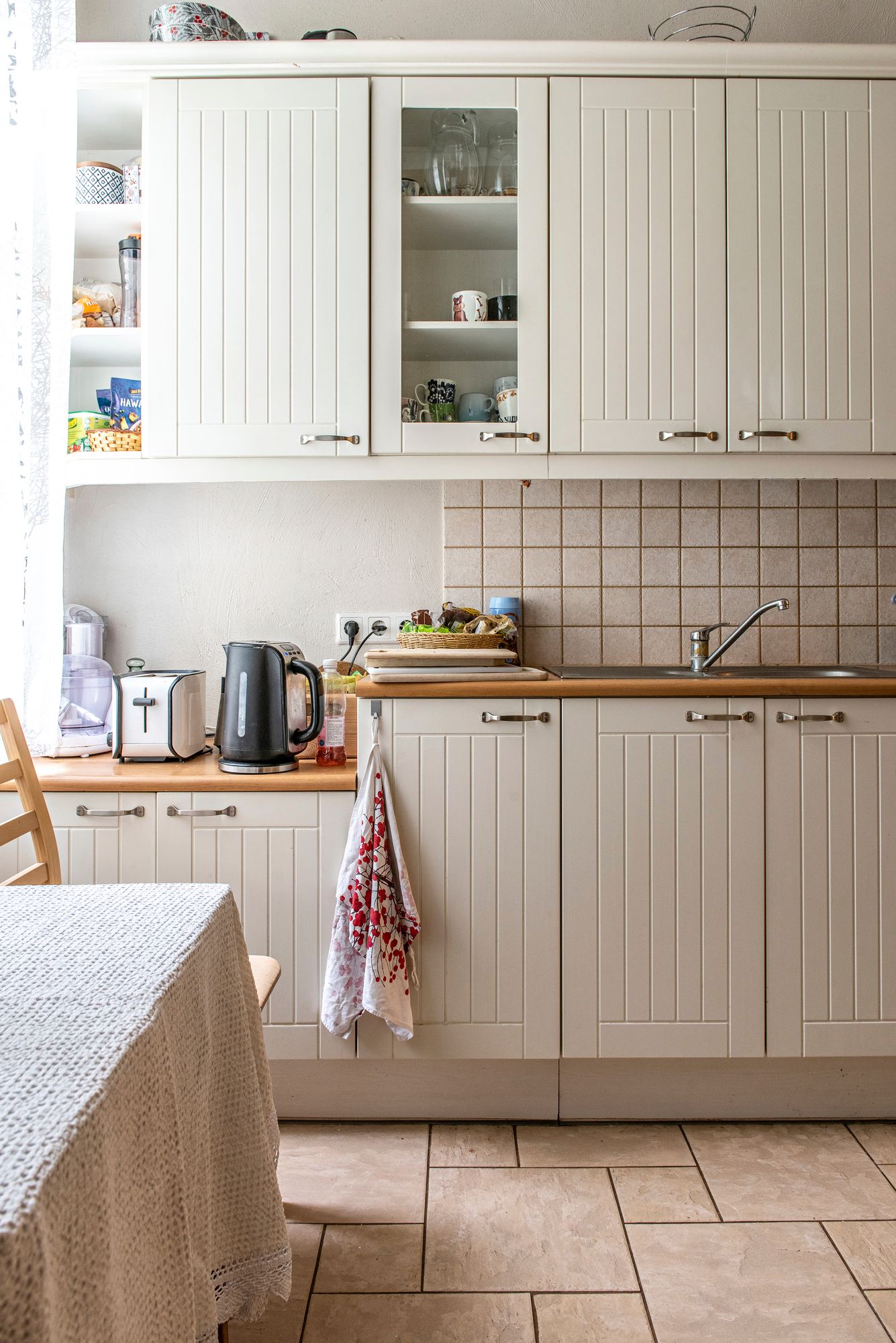 Keittiön kaapistot on uusittu 1930-luvun tyylin mukaisiksi. © Pauliina Salonen