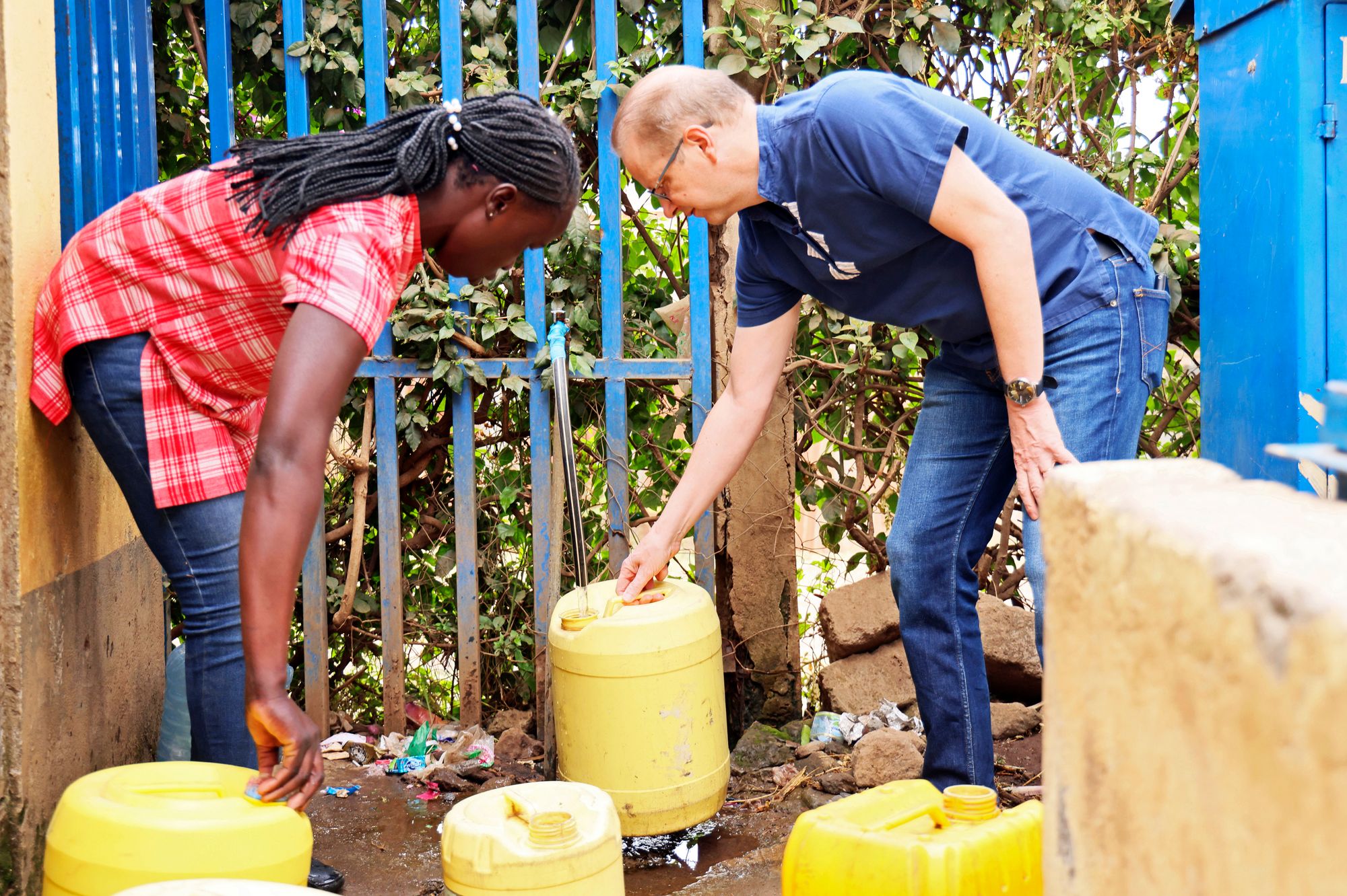 Veden hakeminen perheelle on Keniassa perinteisesti naisten tehtävä, jossa perheet isommat tytöt voivat olla avuksi. © Päivi Arvonen