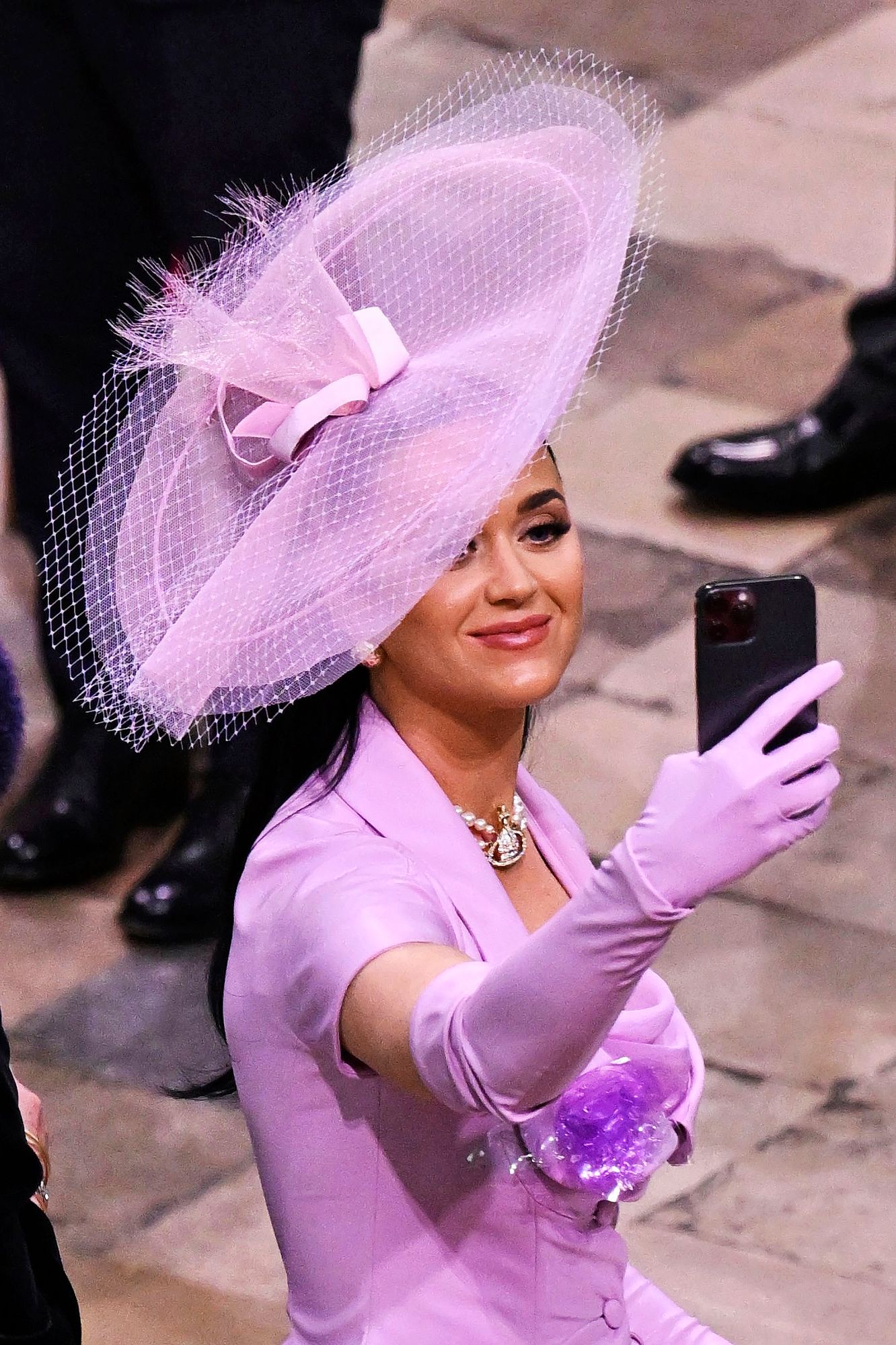 Laulaja Katy Perry oli joutua liriin suuren hattunsa kanssa, joka hankaloitti oman istumapaikan etsimistä kirkossa. Yhdysvaltalaistähti on ystävystynyt kuningas Charlesin kanssa hyväntekeväisyystyön kautta. Charles on nimittänyt Perryn British Asian Trust -järjestön lähettilääksi. © MV-photos