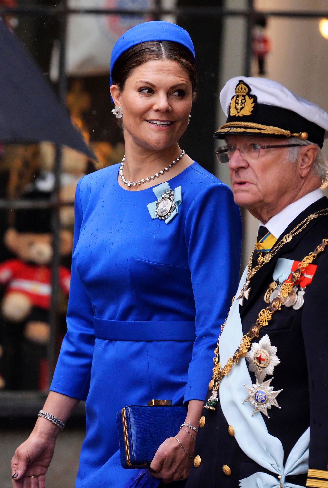 Kirkkaansiniseen asukokonaisuuteen pukeutunut Ruotsin kruununprinsessa Victoria ja kuningas Kaarle Kustaa nähtiin myös arvovaltaisten kutsuvieraiden joukossa. © George Rogers/WPA-Pool/SIPA