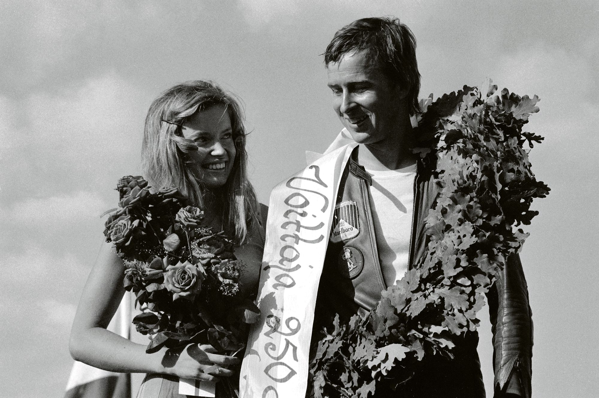 Ilon hetki Imatralla heinäkuussa 1972: Soili Saarinen on kukitettu ja Jarno Saarinen seppelöity 250-luokan MM-osakilpailun voittajana. © Lehtikuva