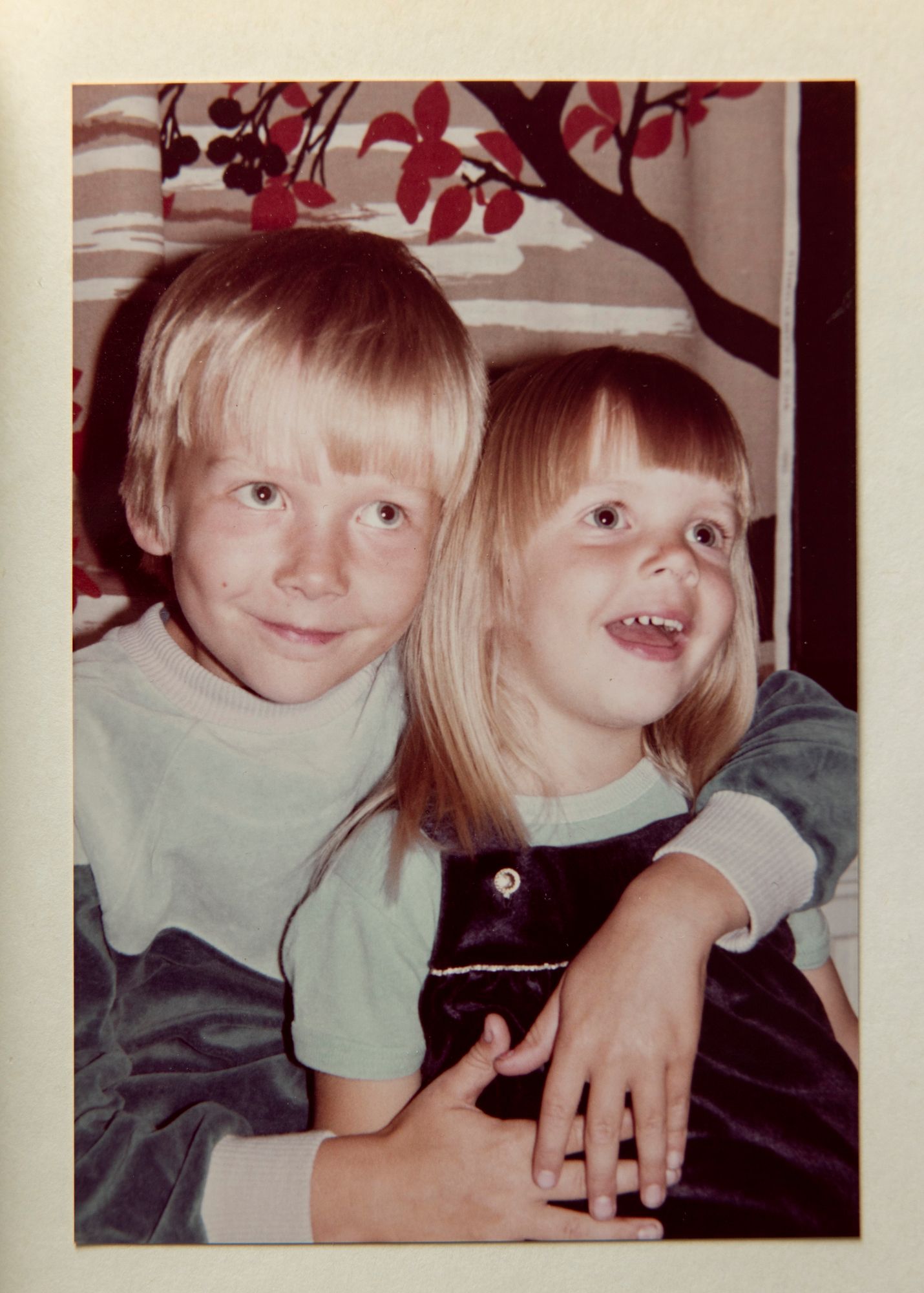 Isoveli Tomi ei hätkähtänyt muuttunutta siskoa ja on aina ollut Katjalle tärkeä tuki. © Katja Saarisen kotialbumi