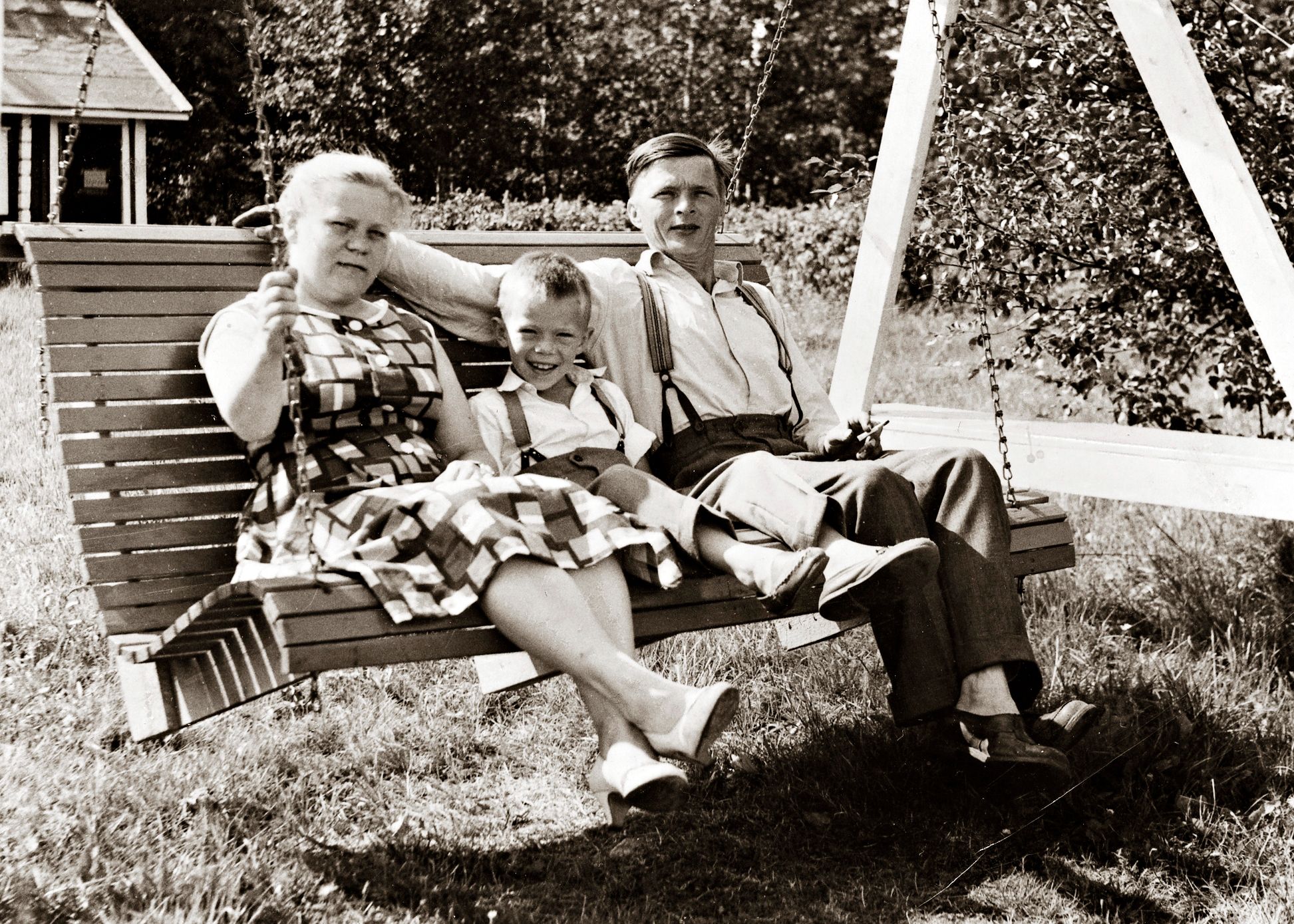 Kiimingin kotikeinussa Anna-Liisa-äidin ja Jaakko-isän kanssa 50-luvun lopulla. © Mikko Alatalon kotialbumi