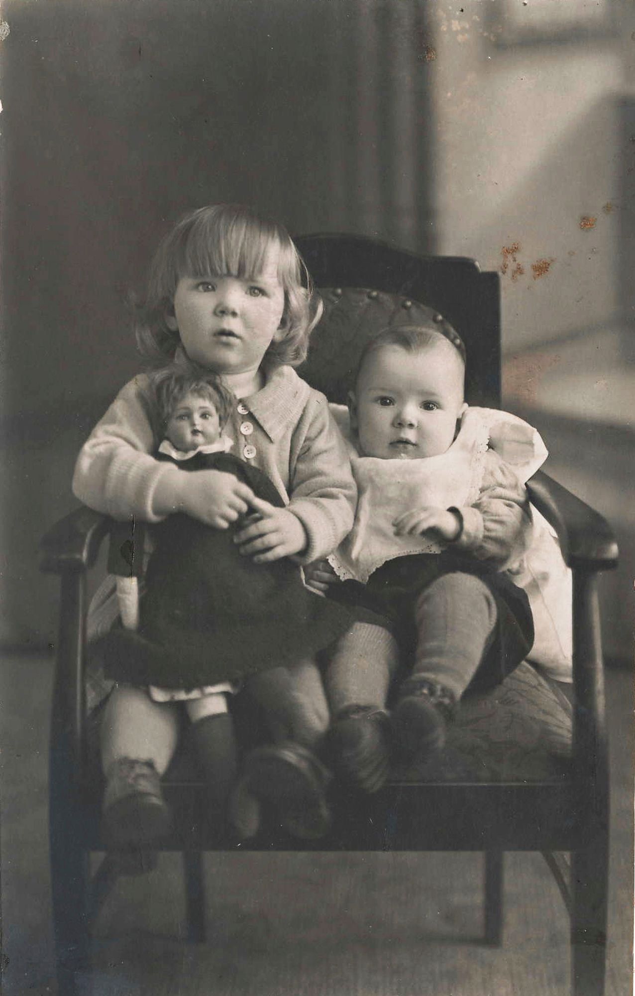 Ollin äiti pikkuveljensä Pertin kanssa. © Olli Pitkäsen kotialbumi