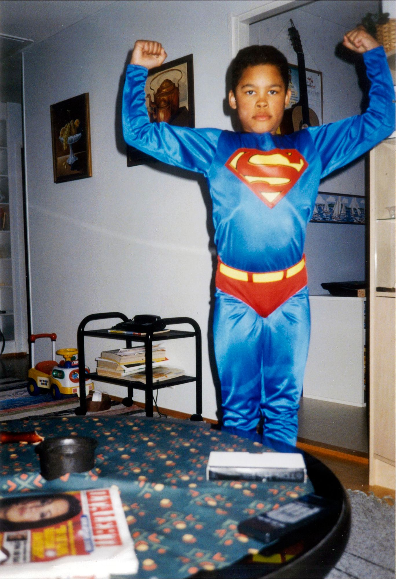 Lapsena Aleksin nimi oli Samuli, ja hän tykkäsi leikkiä supersankareita. © Aleksin kotialbumi