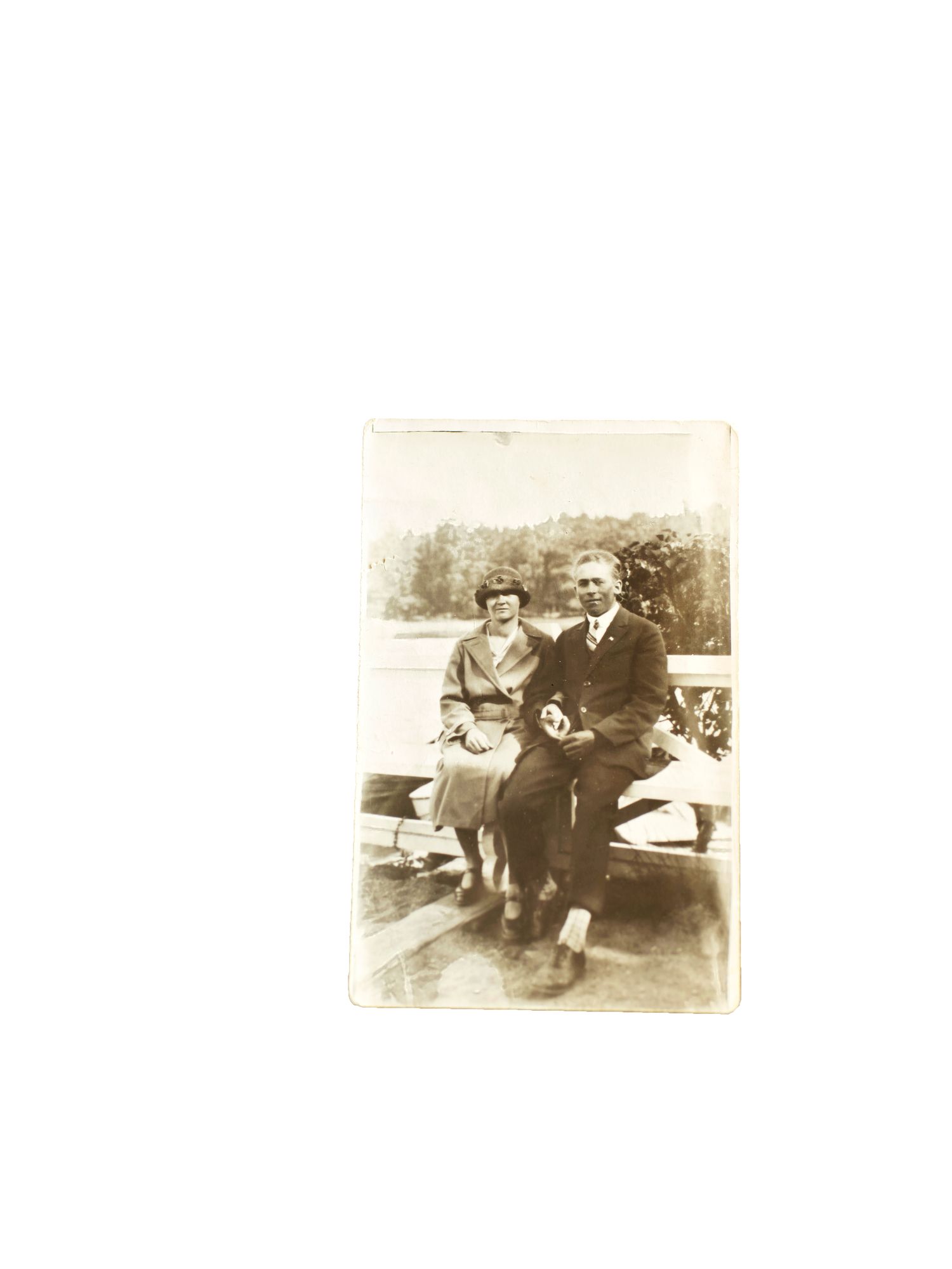 Tuula Äyrin vanhemmat nuorenaparina Monreposin kaari­sillalla 1930-luvulla. © Sampo Korhonen