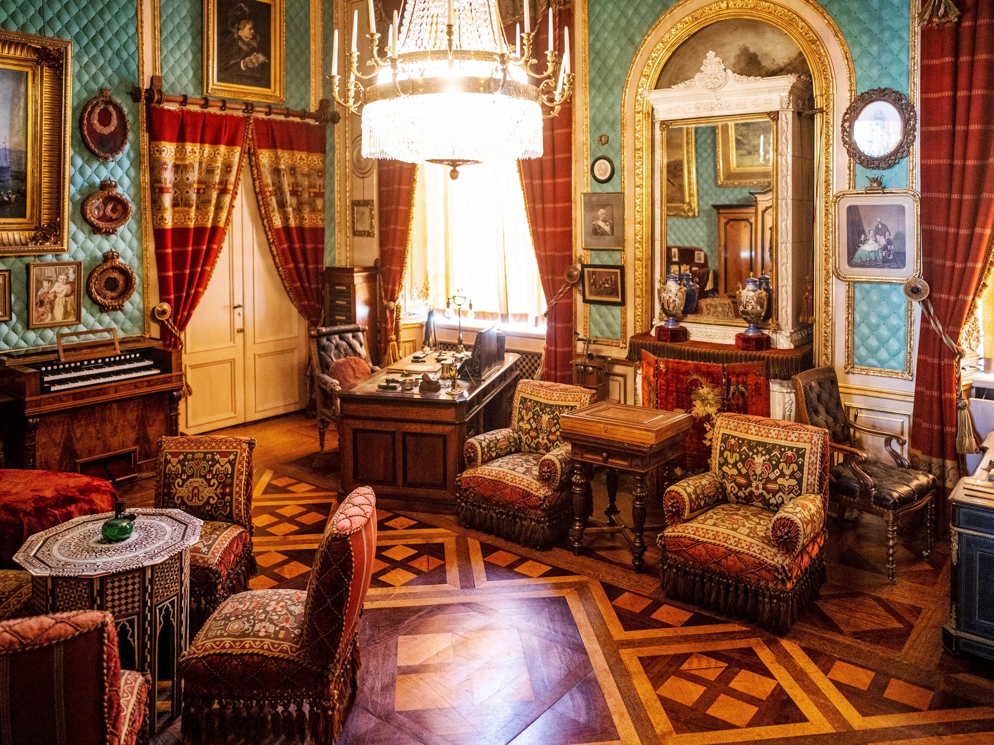 Kuningas Oscar II:n kirjoitushuone 1800-luvun lopulta on jätetty sellaiseksi kuin se oli kuninkaan kuollessa. © Tuukka Ervasti