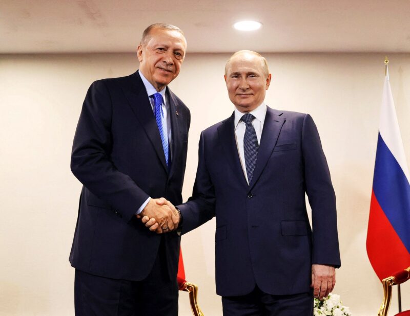 Turkin presidentti Recep Tayyip Erdogan tapasi venäläisen virkaveljensä Vladimir Putininin Teheranissa Iranissa 19. heinäkuuta 2022. ”Meidän suhteemme Venäjään eivät ole yhtään vähemmän tärkeitä kuin suhteemme Yhdysvaltoihin”, Erdogan on puolustanut maansa Venäjä-yhteyksiä. <span class="typography__copyright">© AFP / Lehtikuva</span>