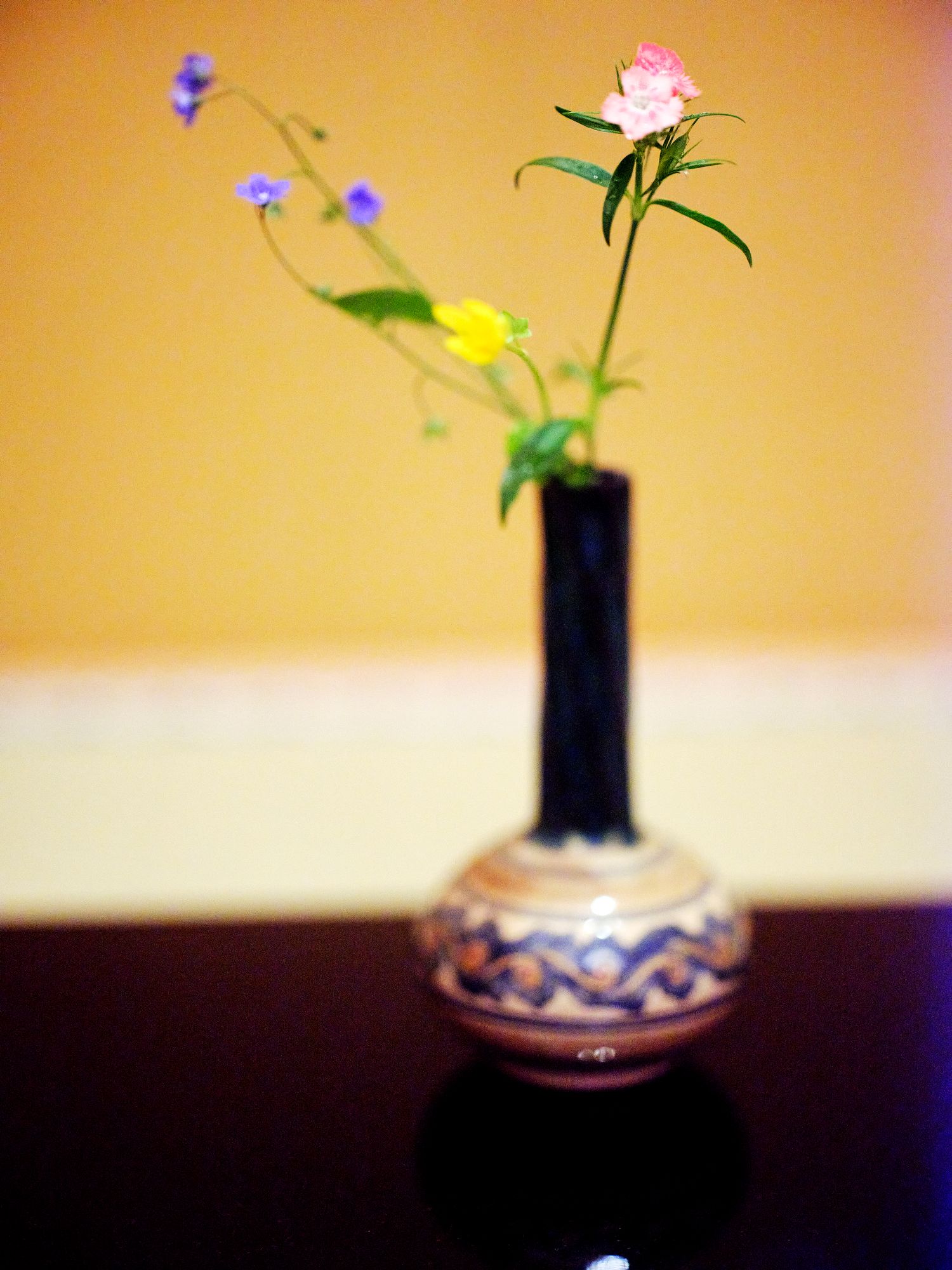 Teeseremonia valmistellaan huolellisesti. Teehuoneen kukka-asetelman kukilla on Minnalle henkilökohtaista merkitystä. © Sampo Korhonen