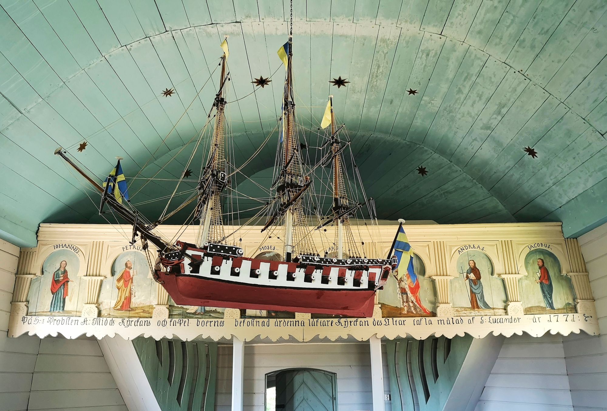 Saariston kirkoista löytyy yleensä aina votiivilaiva. Nötössä se on 1700-luvulta. Laiva on restauroitu 1985. © Markus Ånäs