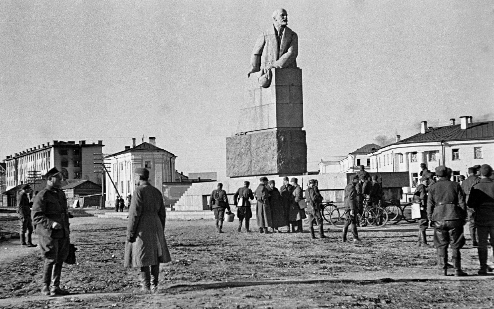 Lenin sai väistyä Äänislinnassa kenttätykin tieltä. Muutoinkin suomalaiset ”merkkasivat” uuden kaupunkinsa. Suomalaisten käyttöön ottamat kasarmirakennukset ovat edelleenkin sotilaskäytössä.