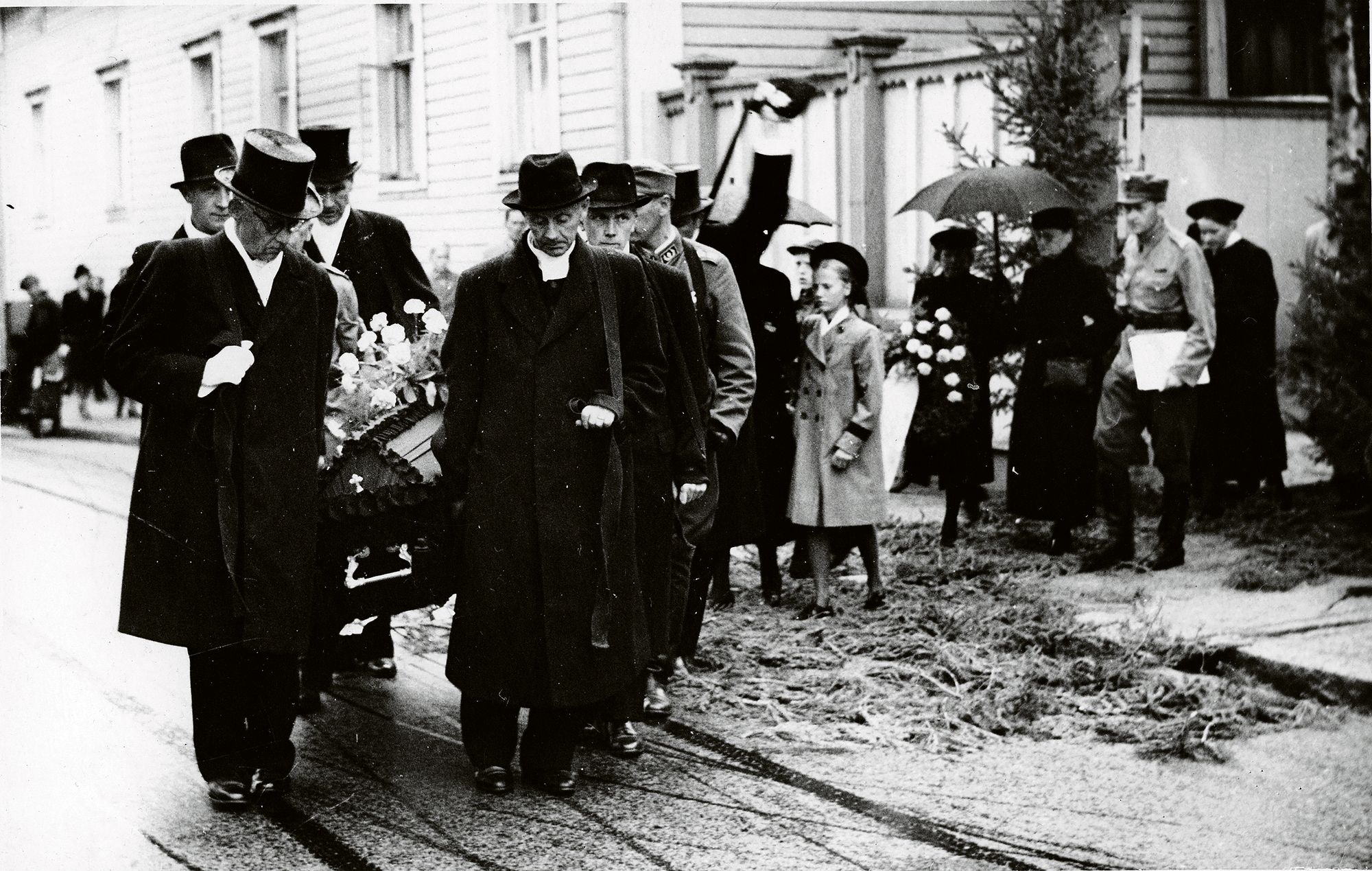 Piispa Yrjö Wallinmaan hautajaissaatto lähdössä Oulun pappilasta heinäkuussa 1943. © Anna Forsberg/Pohjois-Pohjanmaan museo