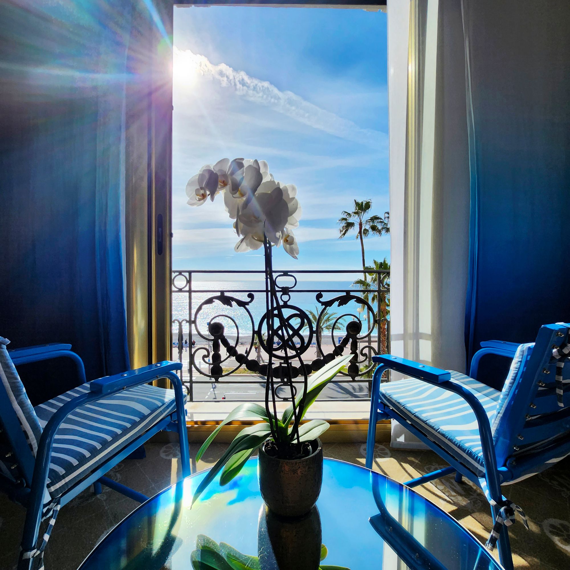 Negresco on Nizzan kuuluisin hotelli – syystä! Kaikki huoneet ovat yksilöllisiä ja osan parvekkeet avautuvat suoraan Välimerelle. © Markus Ånäs
