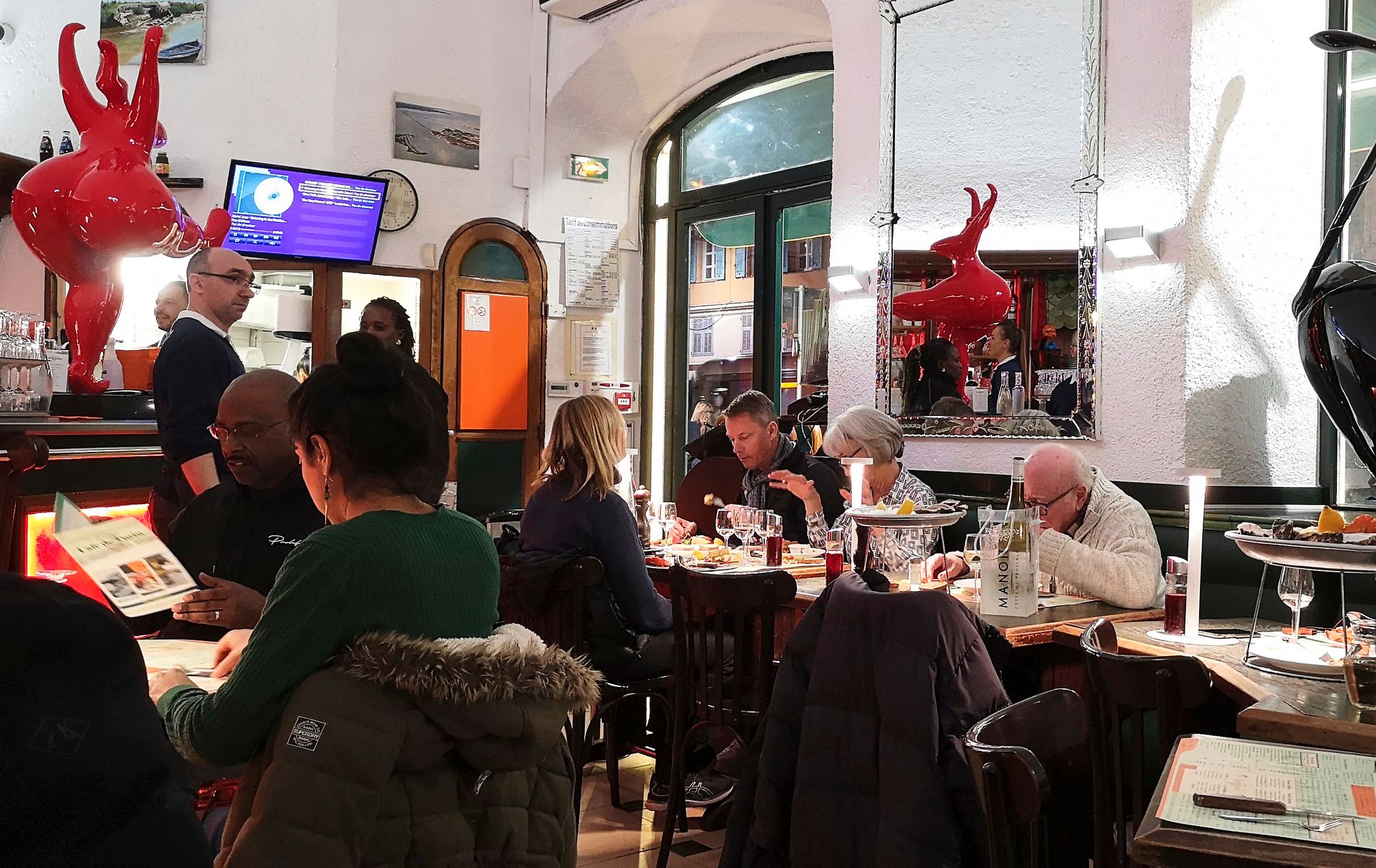 Cafe de Turinissa ryystetään äyriäisiä. Osa nautitaan raakoina. © Markus Ånäs