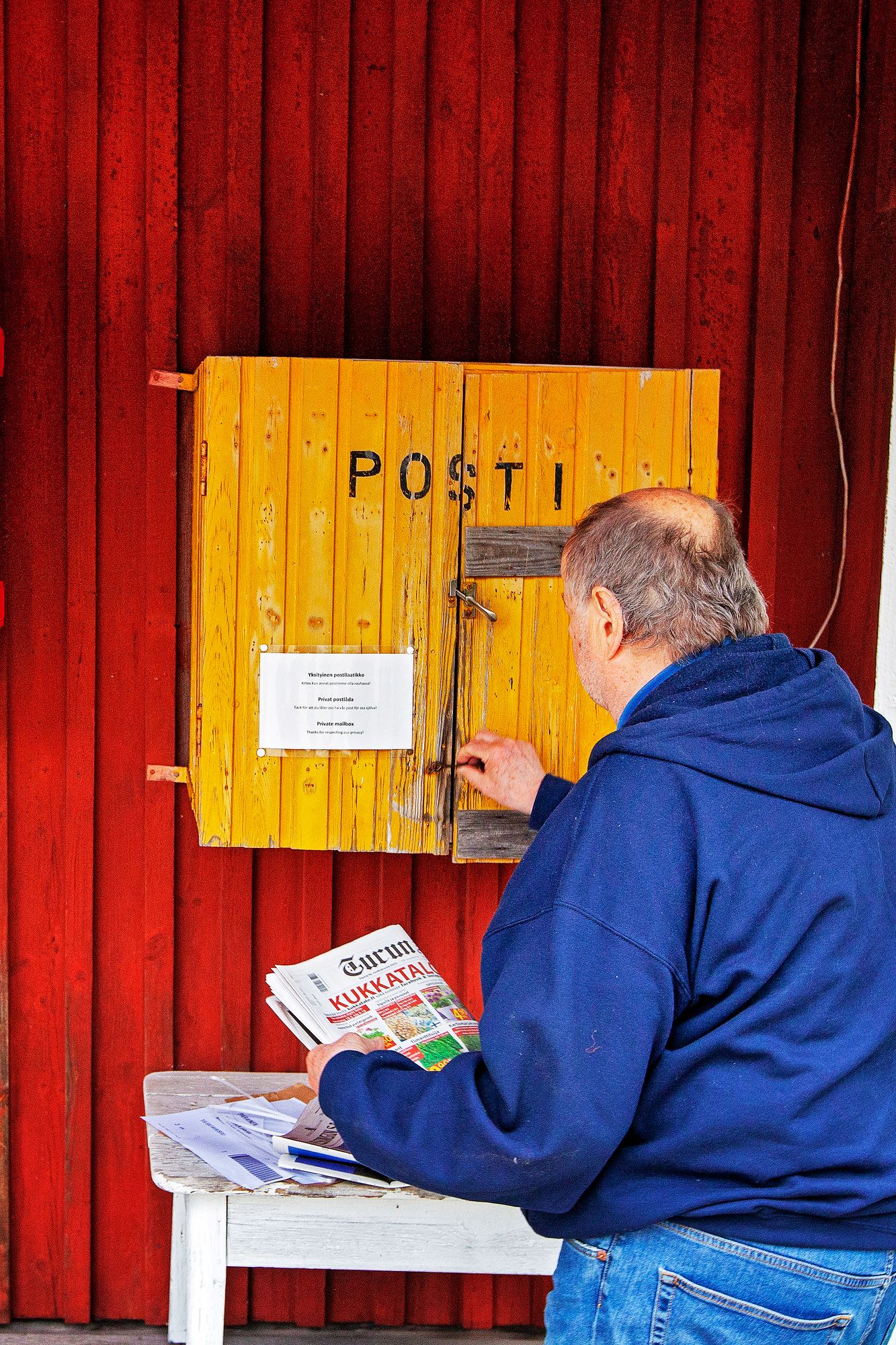 Heikki Vaarama kertoo, että saarella asuu niin vähän ihmisiä, että kuka tahansa laiturille sattuva joutuu postipojaksi. © Tommi Taipale