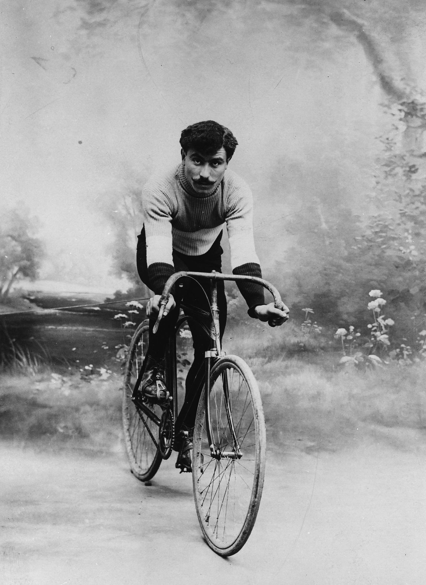 Ensimmäisen vuorilla vuonna 1910 ajetun kilpailun voitti 22-vuotias pariisilainen Octave Lapize. © AFP / Roger Viollet / MVPhotos