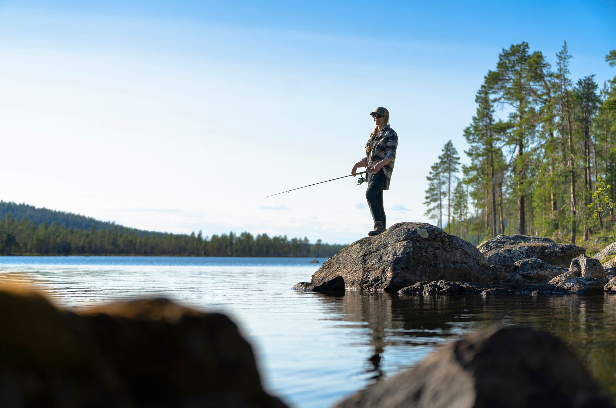 Eräoppaana Sonja Lassila vie turisteja metsään ja kertoo Suomen luonnon ihmeistä. Burn out ei ole uudessa työssä uhannut. © Juha Kauppinen