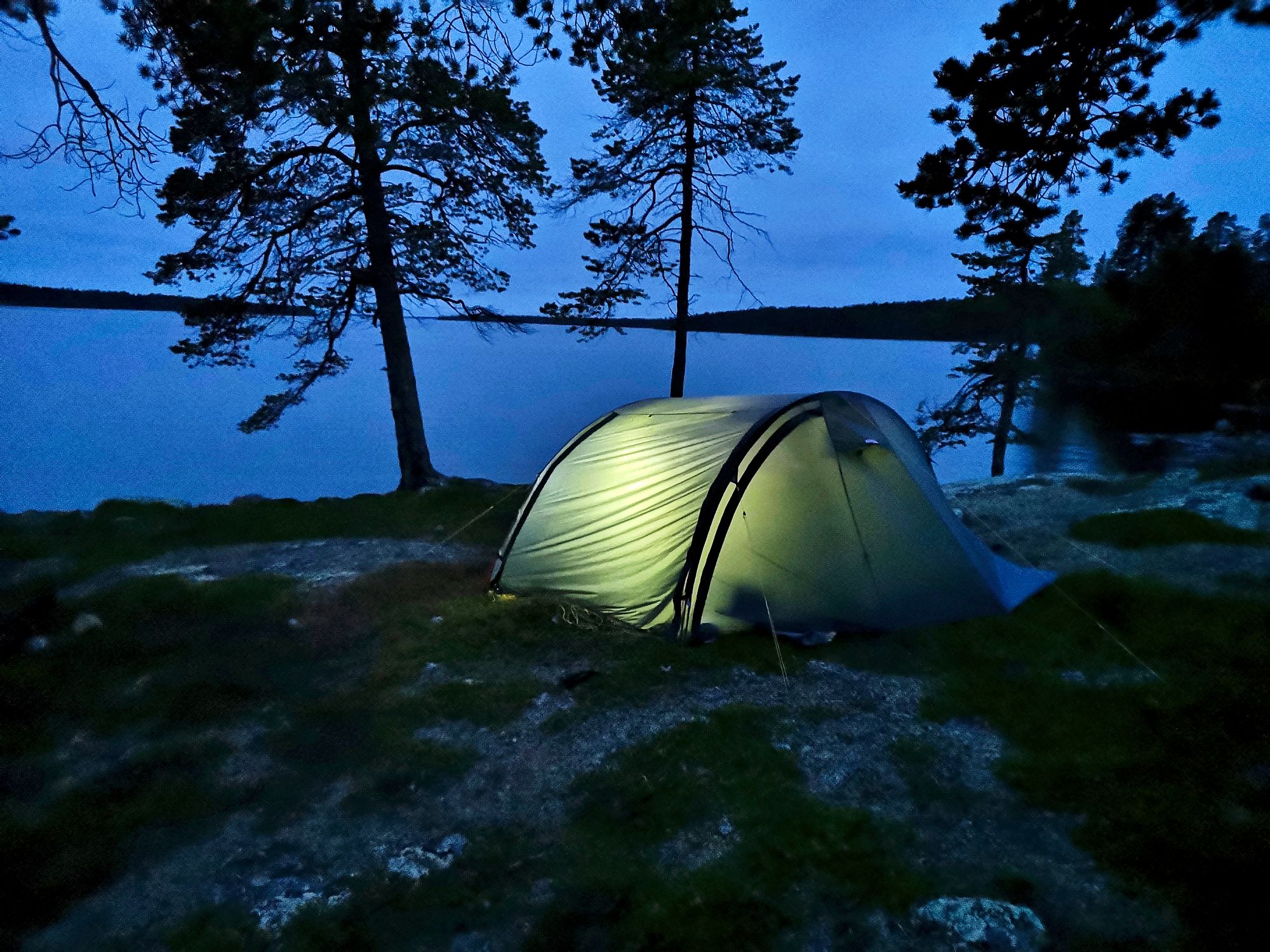 Teltanpaikkoja on järven rannalla runsaasti. Telttailu on sallittua valtion mailla. © Markus Ånäs
