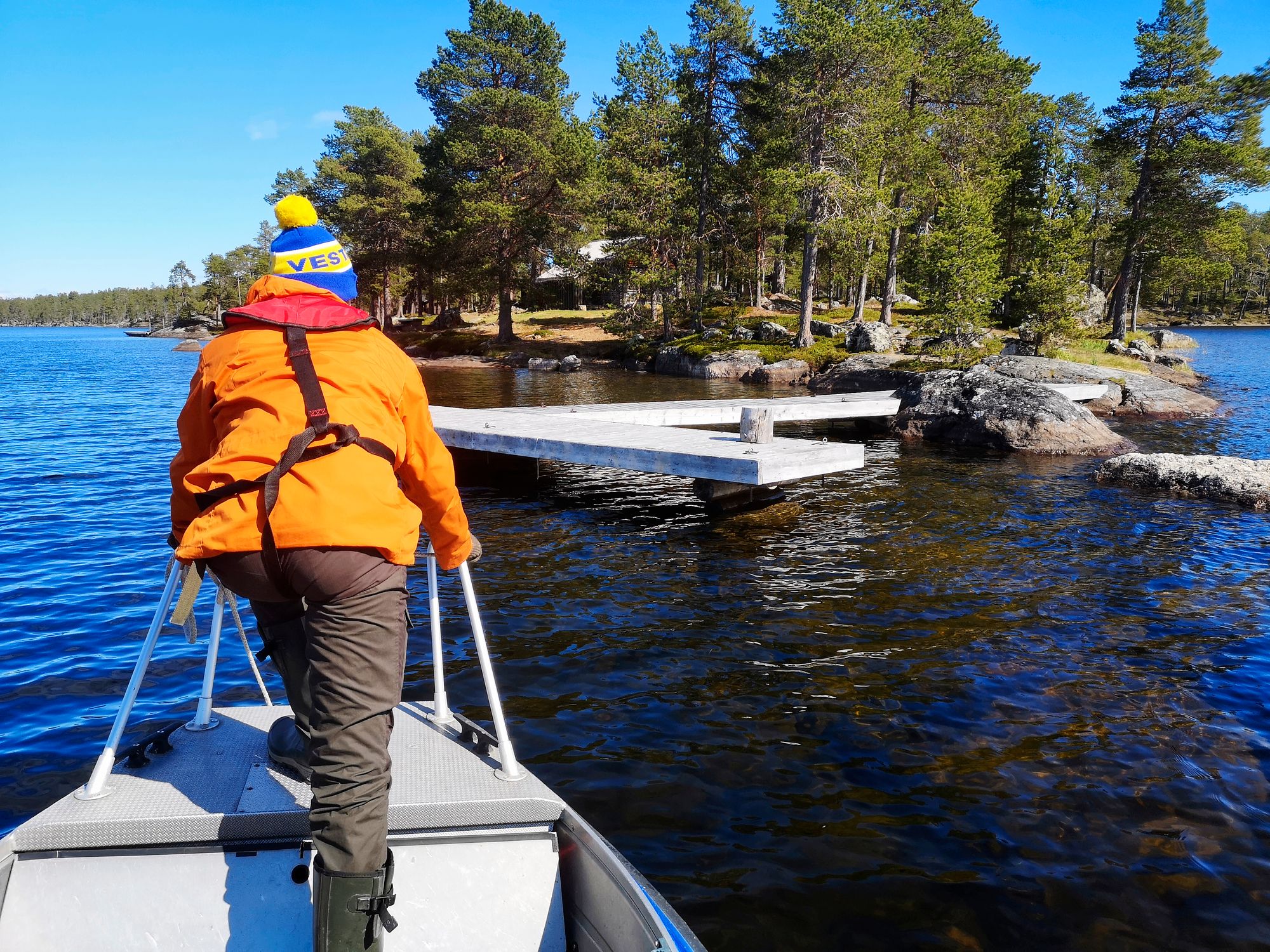 Metsähallitus ylläpitää Inarilla kattavaa veneilytukikohtien ketjua. Likeisimmät sijaitsevat lähellä Veskoniemen tai Nellimin satamaa. © Markus Ånäs