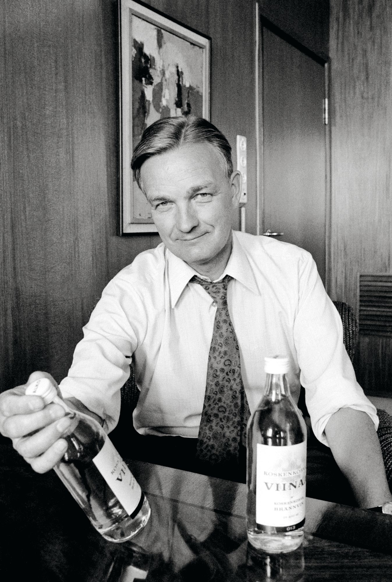 Alkon pääjohtaja Pekka Kuusi kera Koskenkorva-viinapullojen heinäkuussa 1976. © Lehtikuva