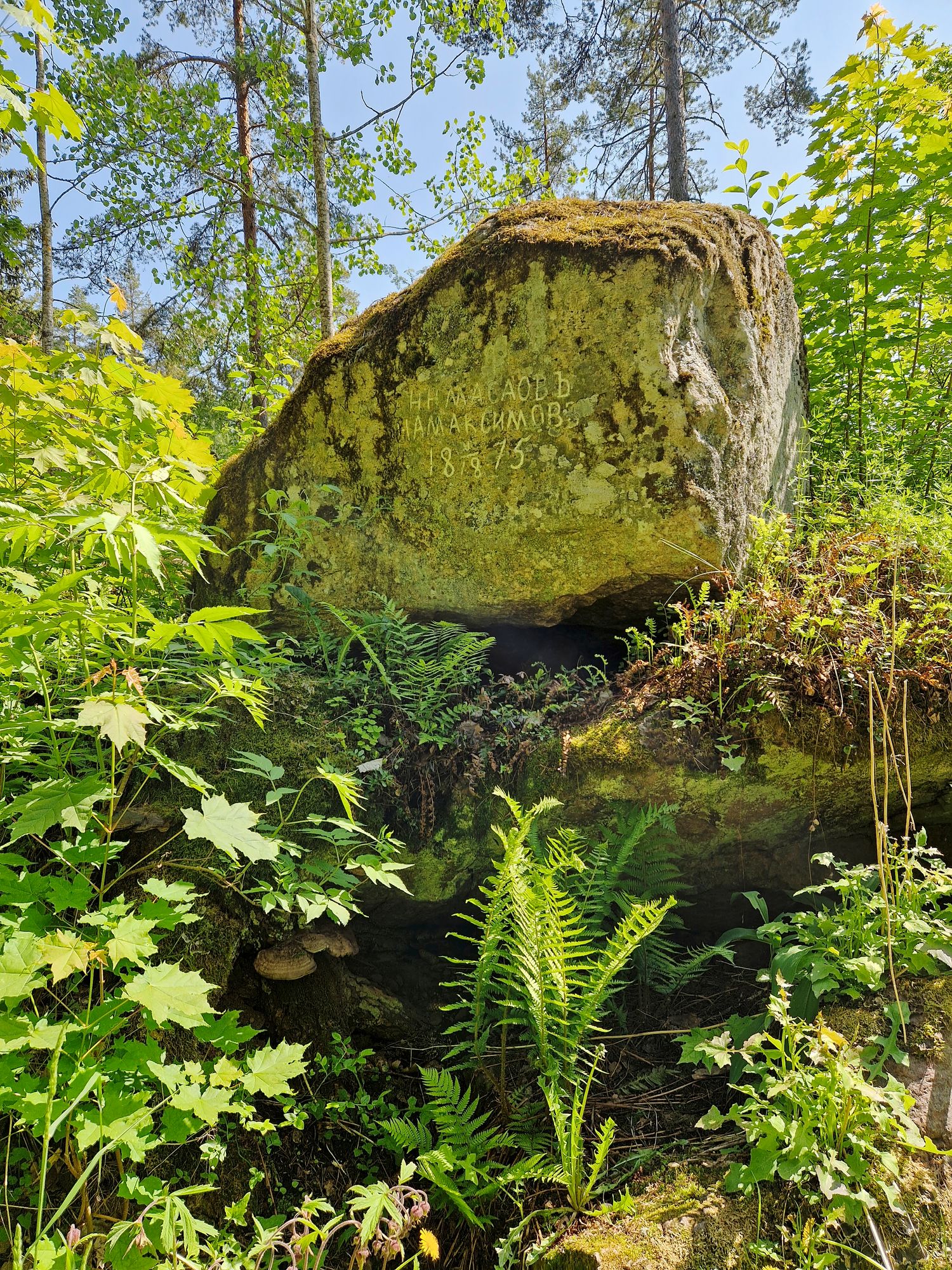 Imatrankosken varren kallioista voi lukea nimiä 1800-luvulta asti. Suurin osa nimistä on venäläisten turistien jäljiltä. © Liina Putkonen