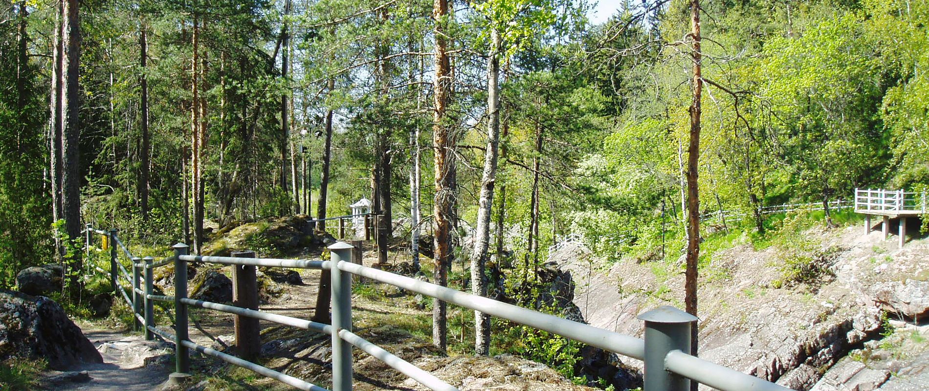 Kruununpuisto on Suomen ensimmäinen luonnonsuojelualue. Sieltä löytyy muun muassa tuhansia vuosia vanhoja hiidenkirnuja, joista suurimpiin mahtuu aikuinen seisomaan. Puisto ei ole iso, joten sen jaksaa kiertää huonojalkainenkin. © Imatrakuvat.fi