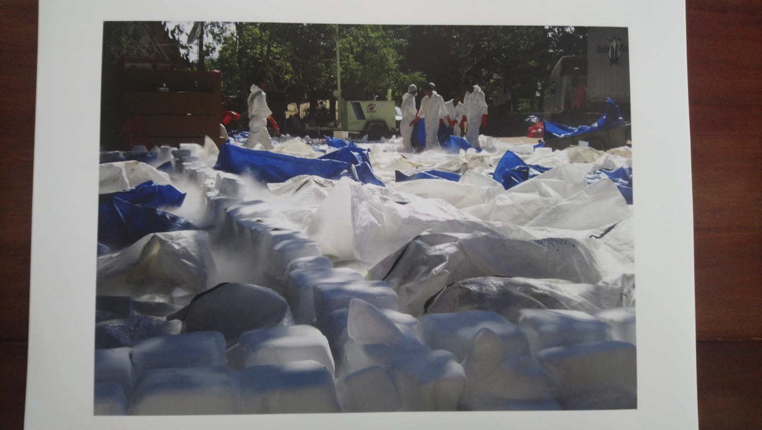 Thaimaassa tsunamin uhrien ruumiinavaukset tehtiin aluksi telttakatoksissa. Suurin osa uhreista tunnistettiin hampaista. © Ismo Kopran kotialbumi