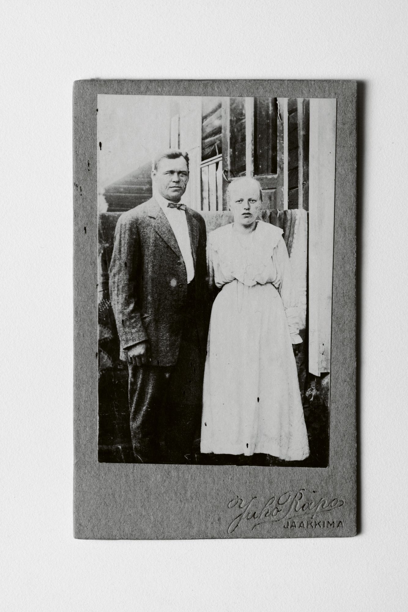 Antti ja Sanna Järvi kuvattuna vuonna 1917, jolloin he menivät naimisiin. Antti oli tuolloin 35-vuotias, Sanna vasta parikymppinen. © Antti Järven kotialbumi