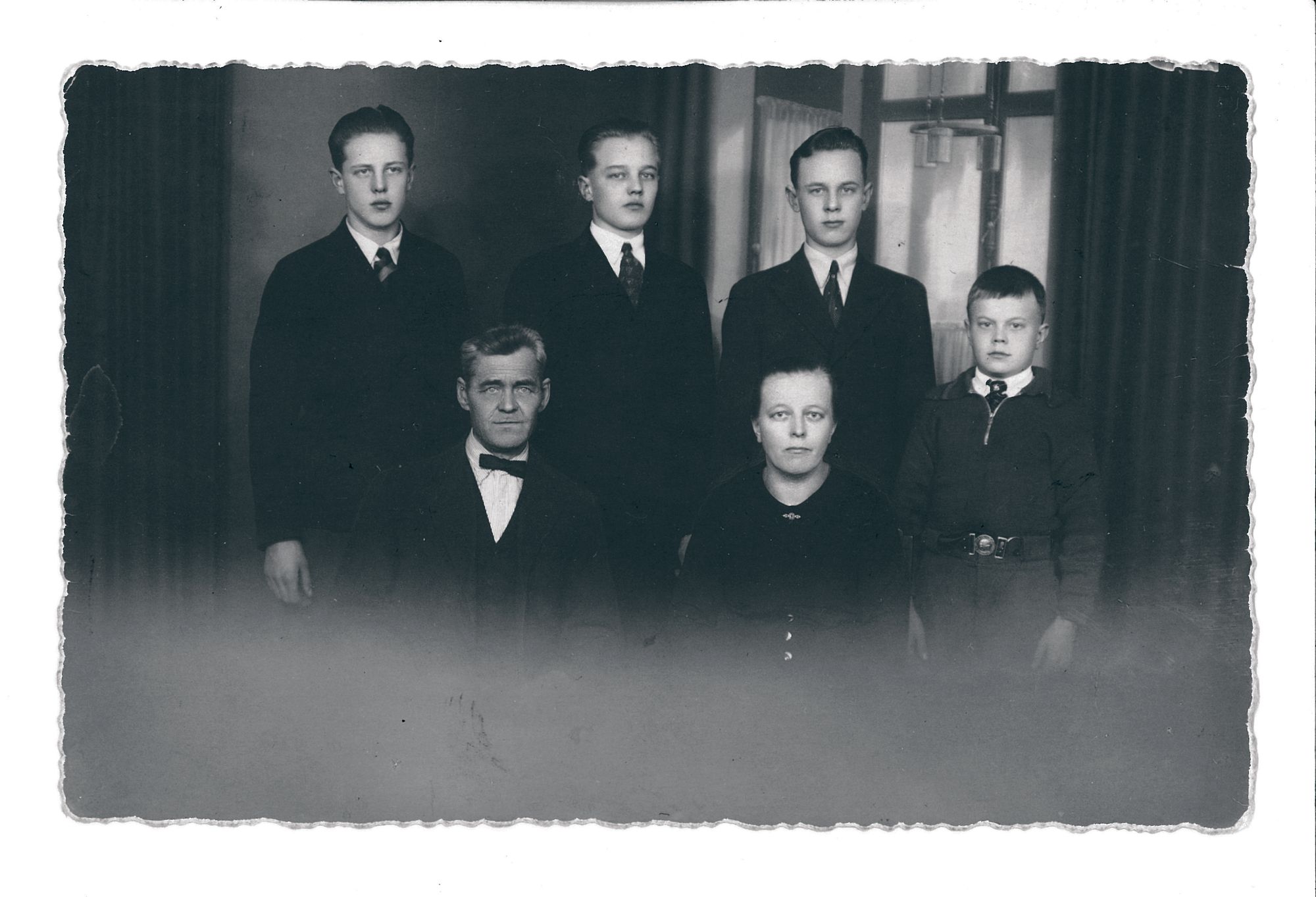 Järven perhe: edessä vanhemmat Antti ja Sanna, takana vasemmalta pojat Matti, Aale, Arvo ja Väinö. © Antti Järven kotialbumi