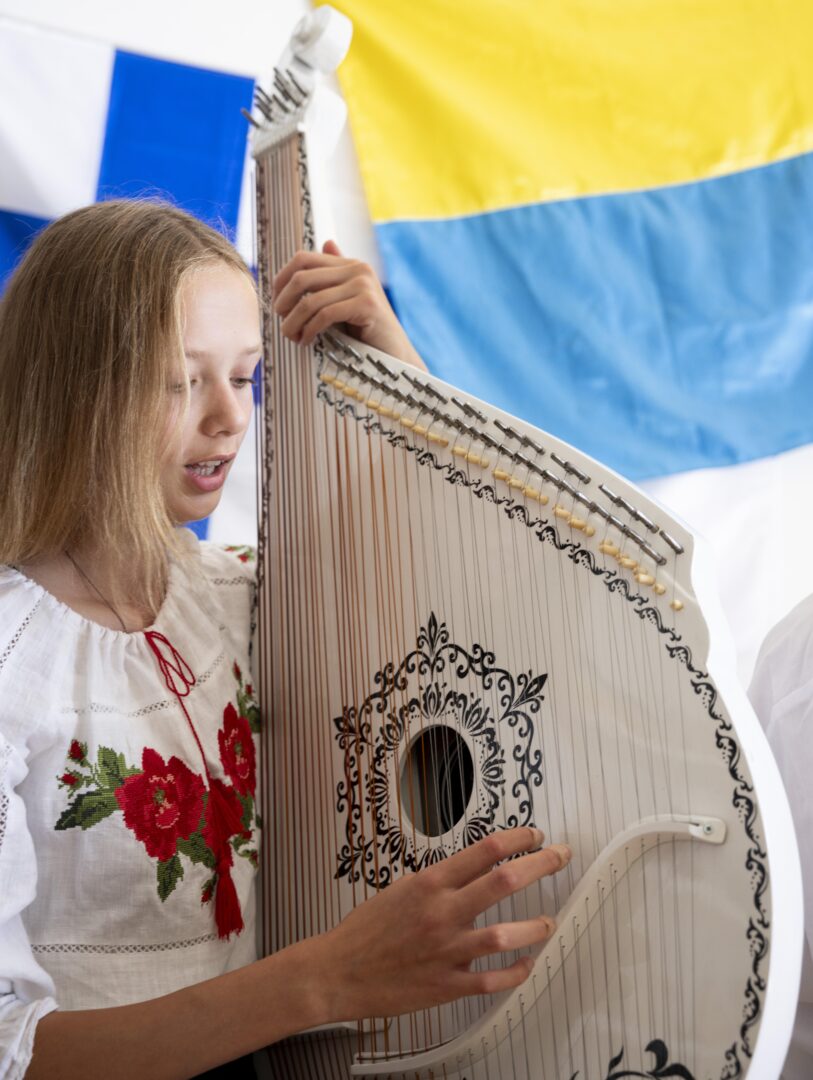 Anastasii oppi banduran alkeet koulussaan Ukrainassa.