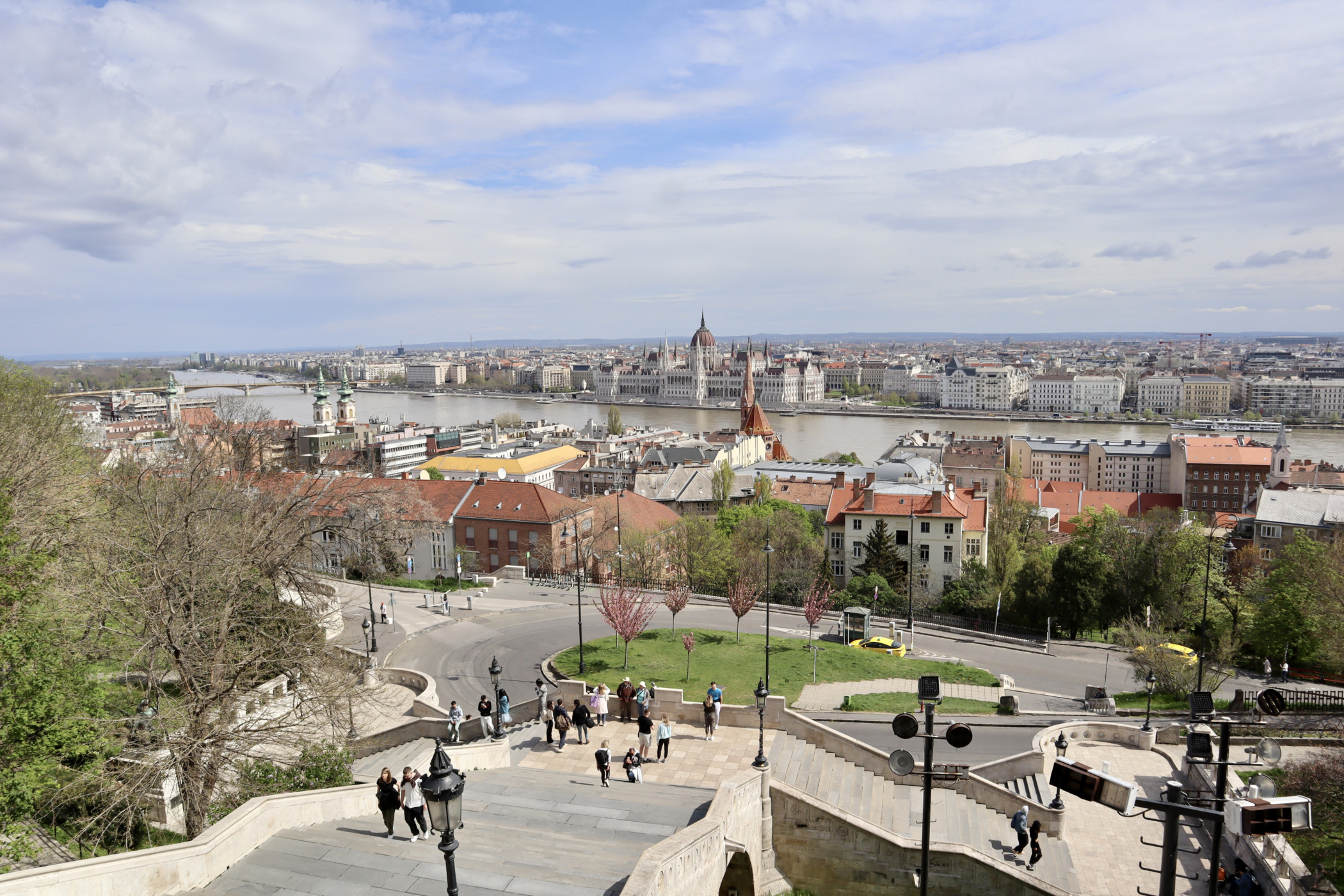 Budapest jakautuu Budaan ja Pestiin. Tonavan länsipuolella sijaitseva Buda on mäkistä, itäpuolen Pest puolestaan tasaisempaa maaperää. Parhaat näköalapaikat löytyvät siis Budan kukkuloiden puolelta. 