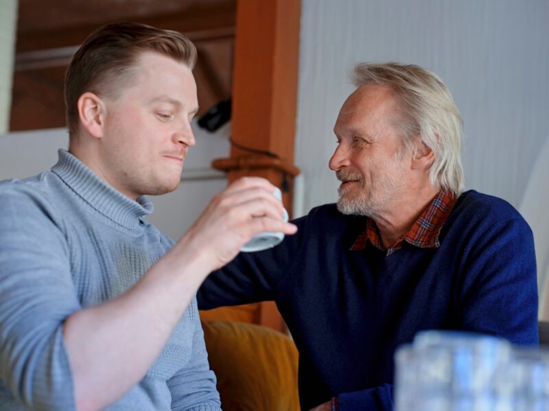 Näyttelijä Antti Virmavirta ja hänen poikansa Jaakko Virmavirta puhuvat toisilleen suoraan: "Pystymme olemaan myös eri mieltä"