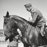 Ylipäällikkö Mannerheim lepuutti kesäkuun kuumina päivinä 1944 hermojaan päivittäisillä ratsastuslenkeillä.